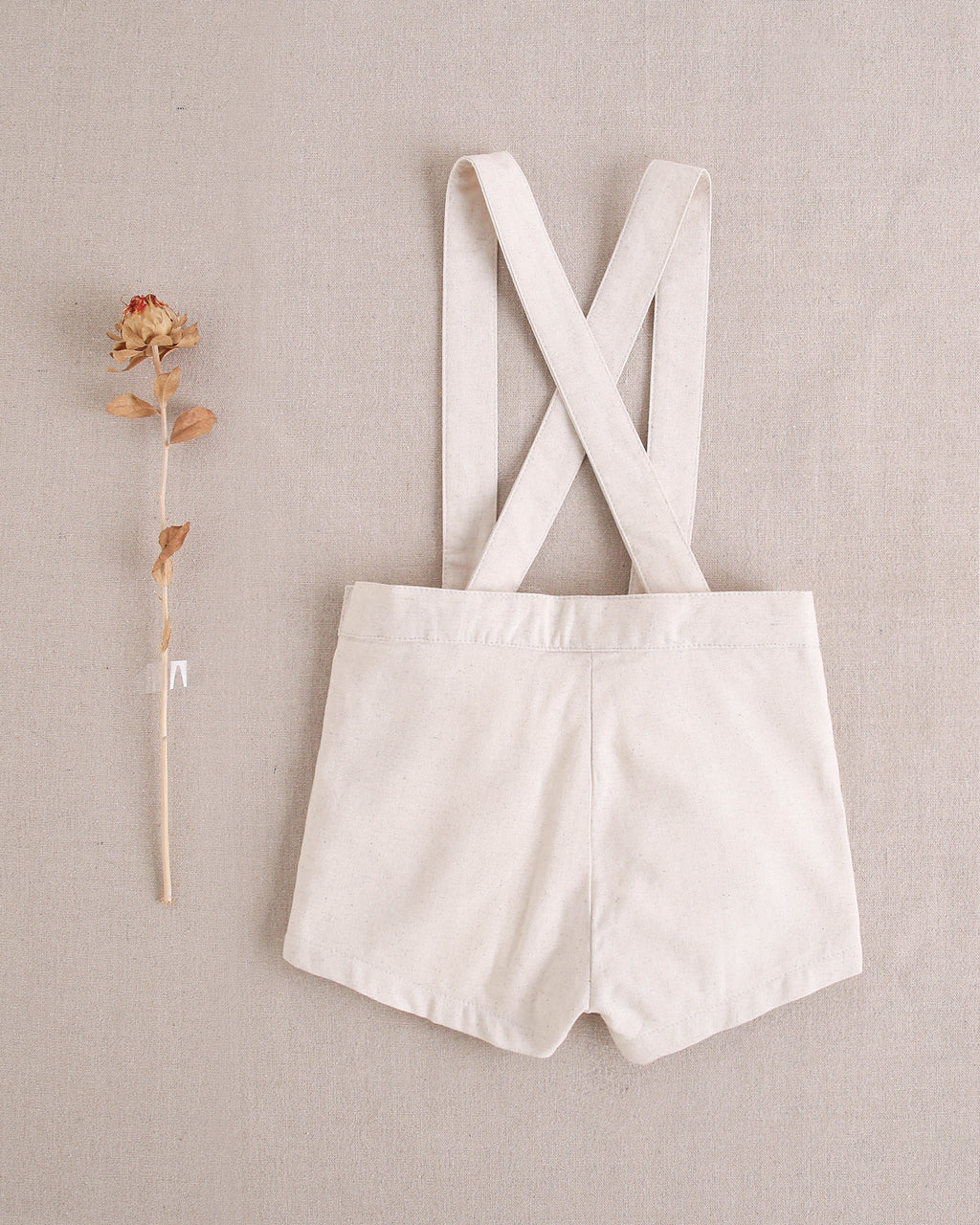 Short bebé niño marrón clarito con tirantes cruzados