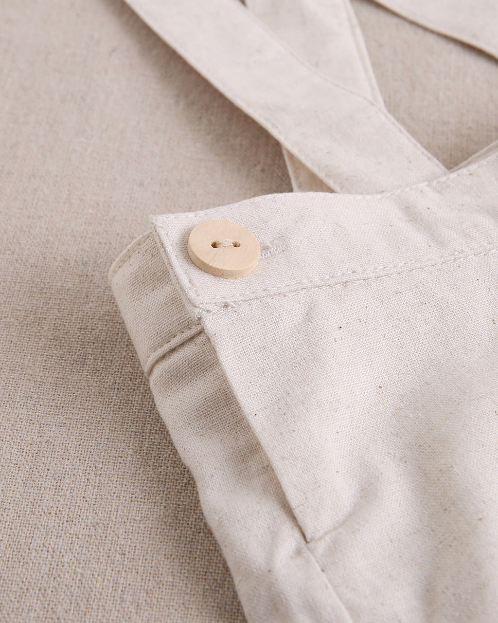 Short bebé niño marrón clarito con tirantes cruzados