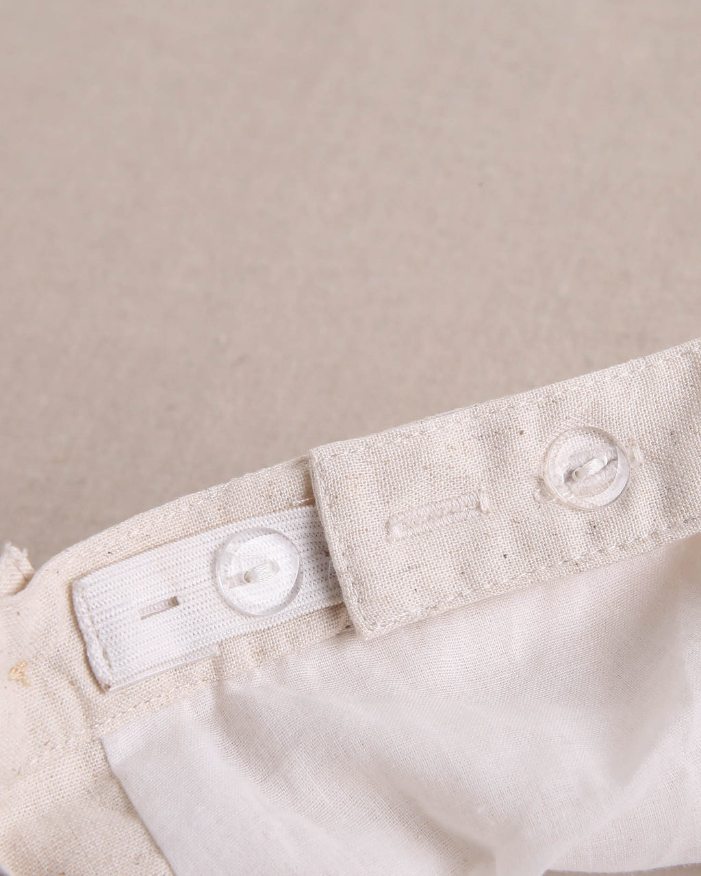 Short bebé niño marrón clarito con tirantes cruzados