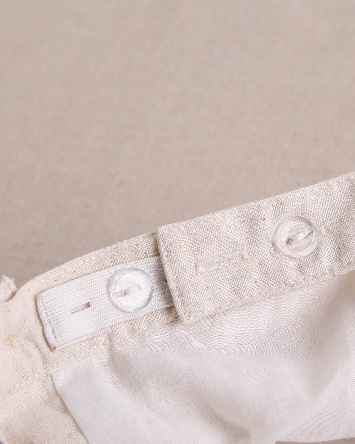 Short bebé niño marrón clarito con tirantes cruzados