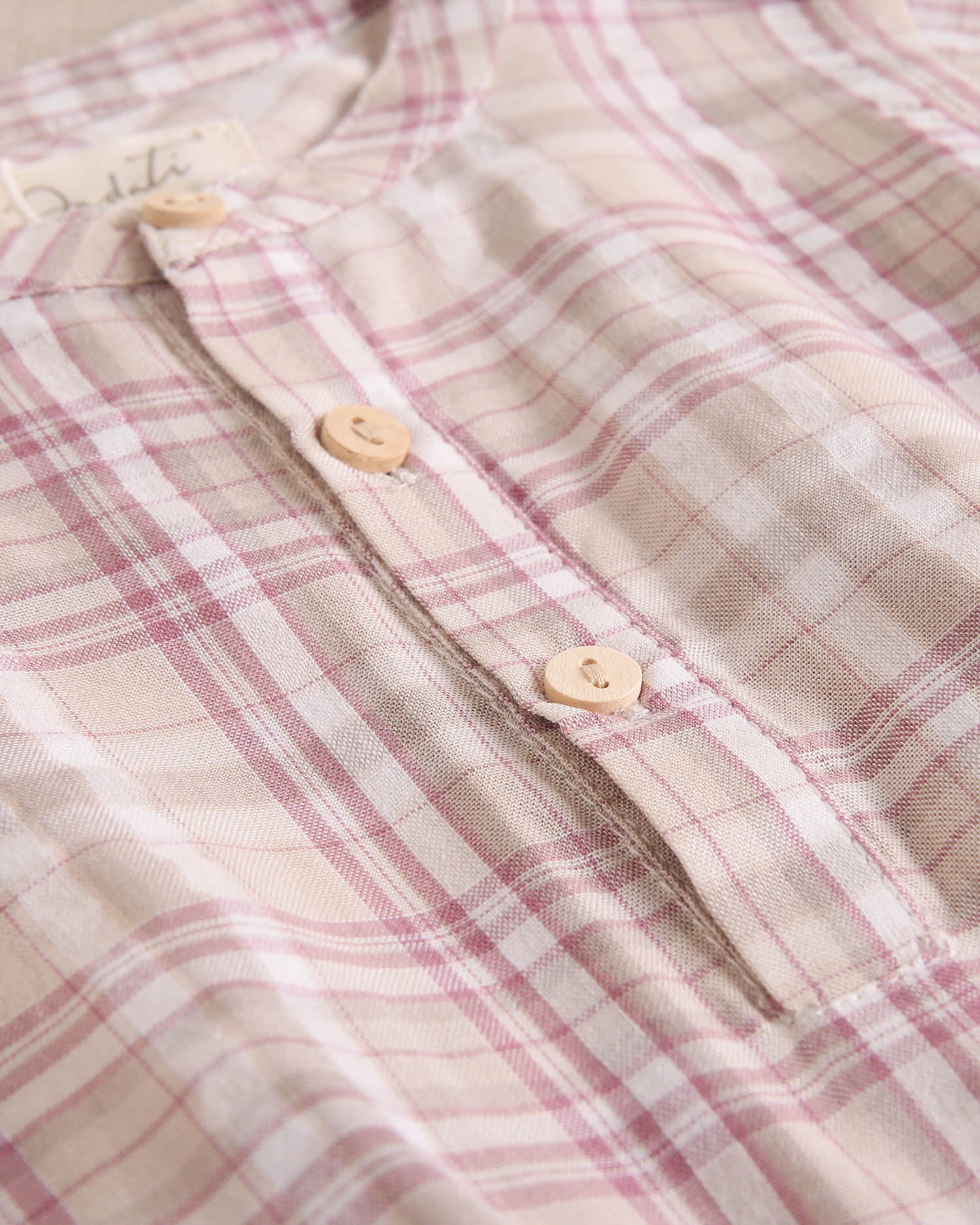 Camisa niño de cuadrados rosas, marrones y blancos, con cuello mao