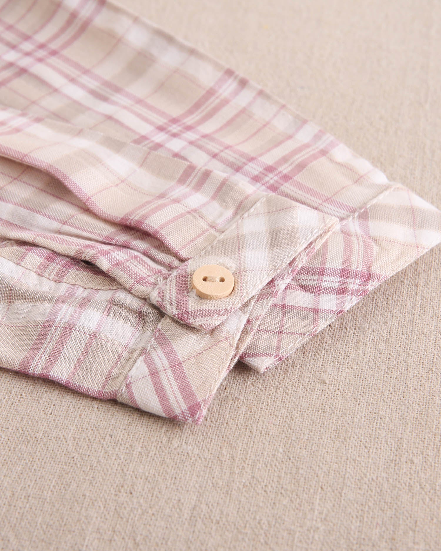 Camisa niño de cuadrados rosas, marrones y blancos, con cuello mao
