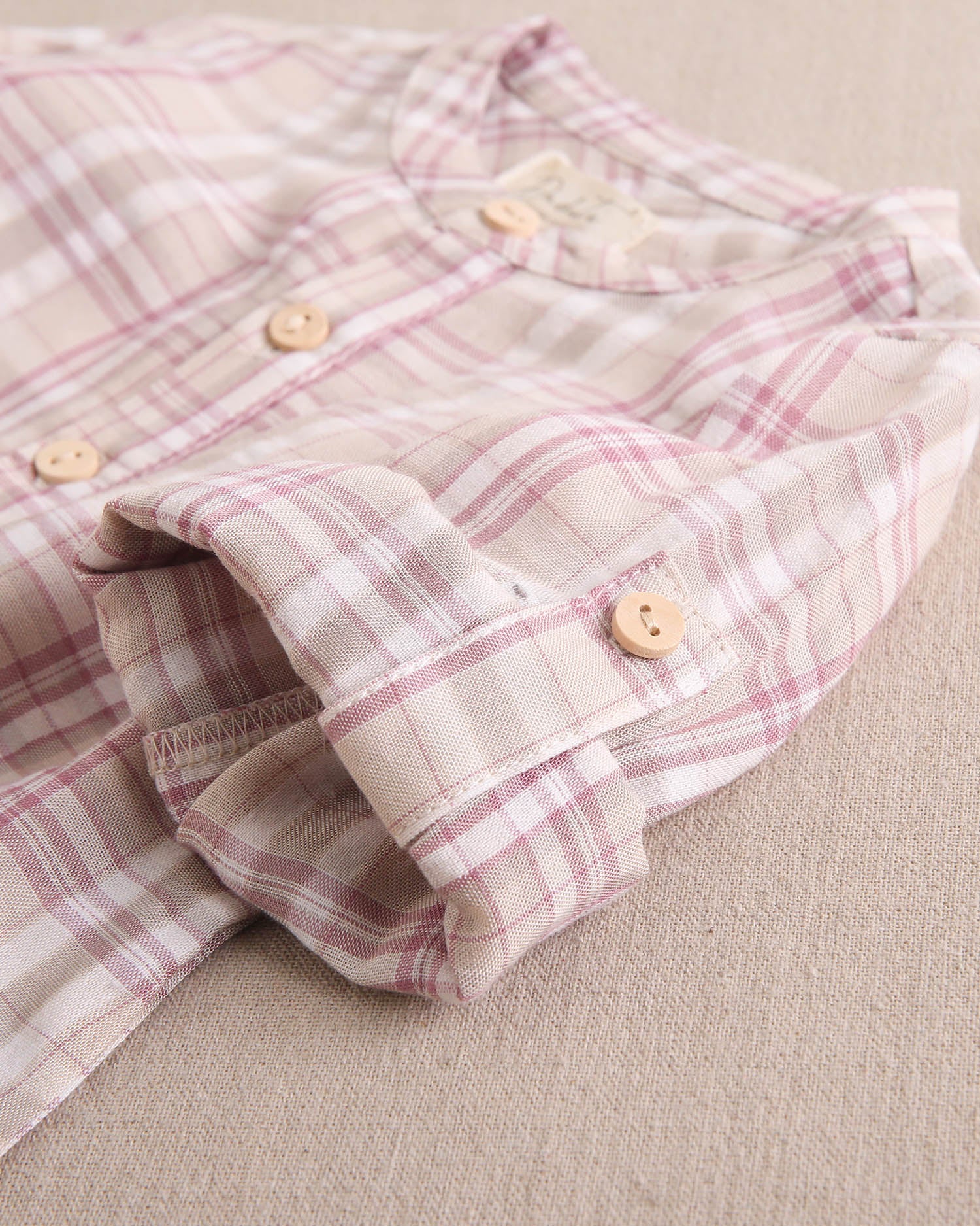 Camisa niño de cuadrados rosas, marrones y blancos, con cuello mao