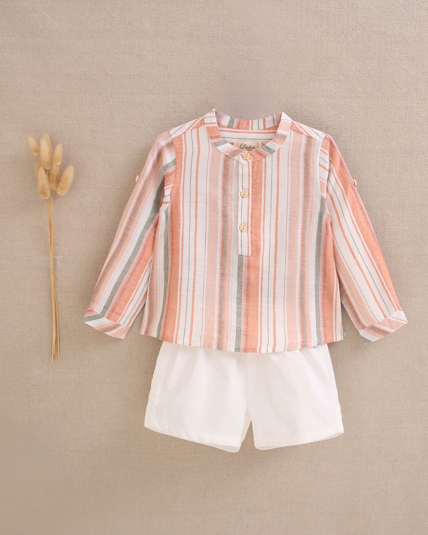 Conjunto bebé niño camisa manga larga rayas naranjas, verdes y blancas, con short blanco