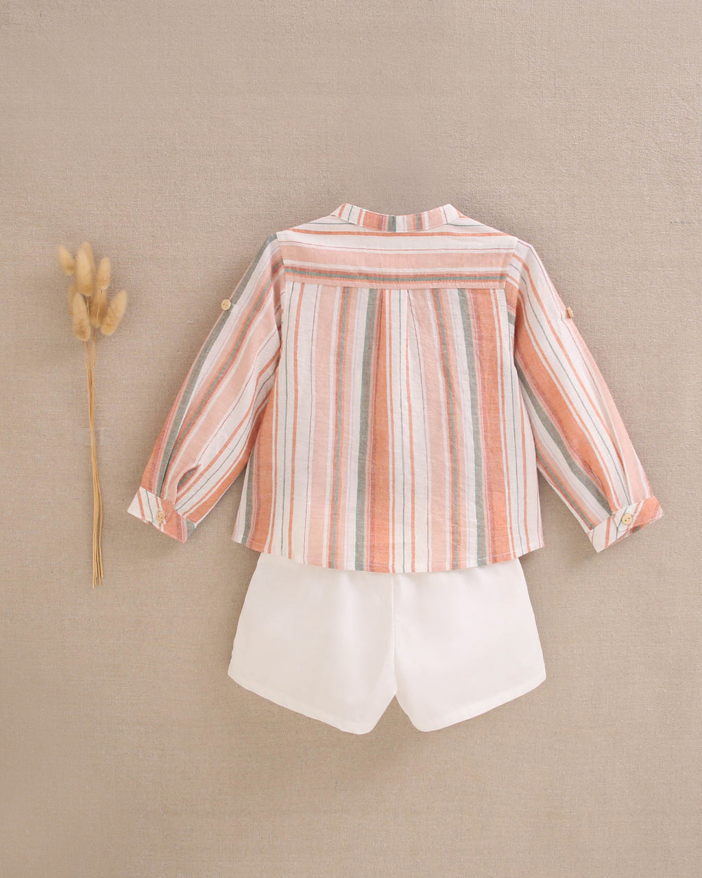 Conjunto bebé niño camisa manga larga rayas naranjas, verdes y blancas, con short blanco