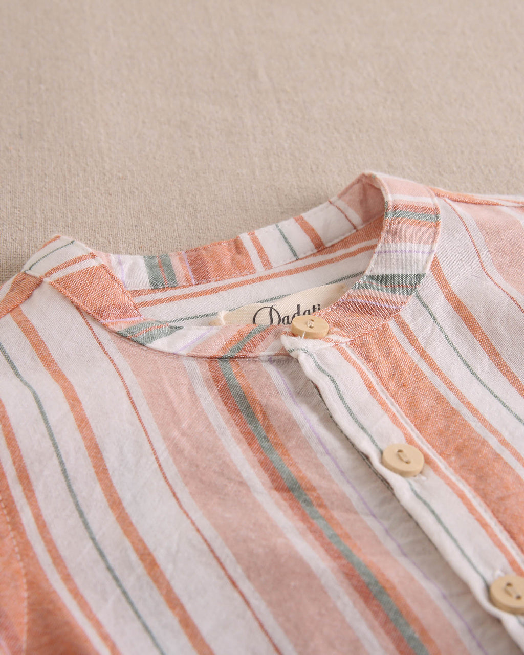 Conjunto bebé niño camisa manga larga rayas naranjas, verdes y blancas, con short blanco