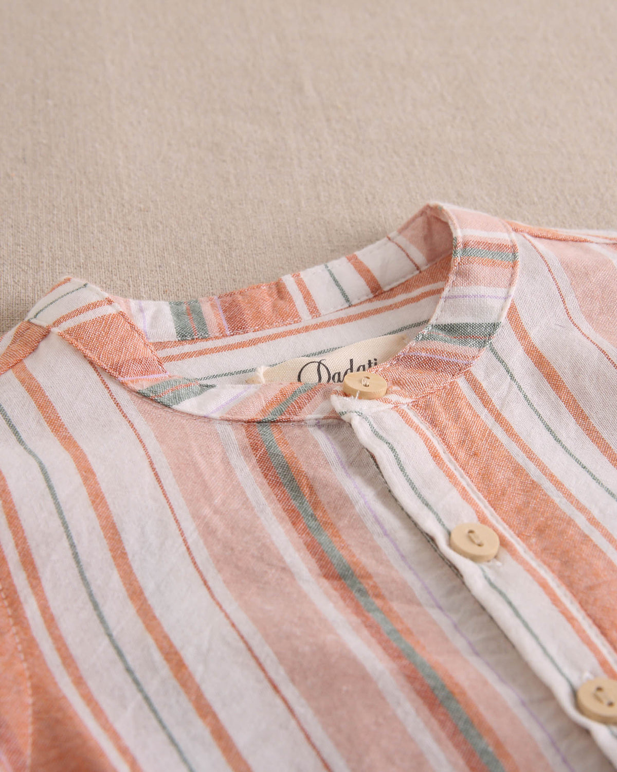 Conjunto bebé niño camisa manga larga rayas naranjas, verdes y blancas, con short blanco