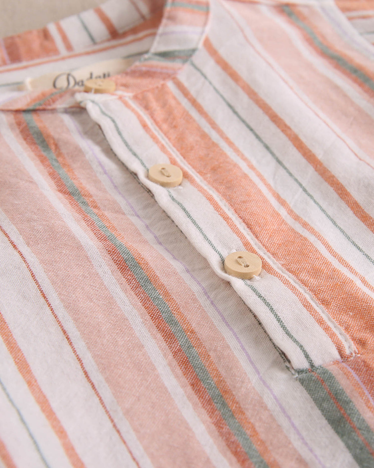 Conjunto bebé niño camisa manga larga rayas naranjas, verdes y blancas, con short blanco