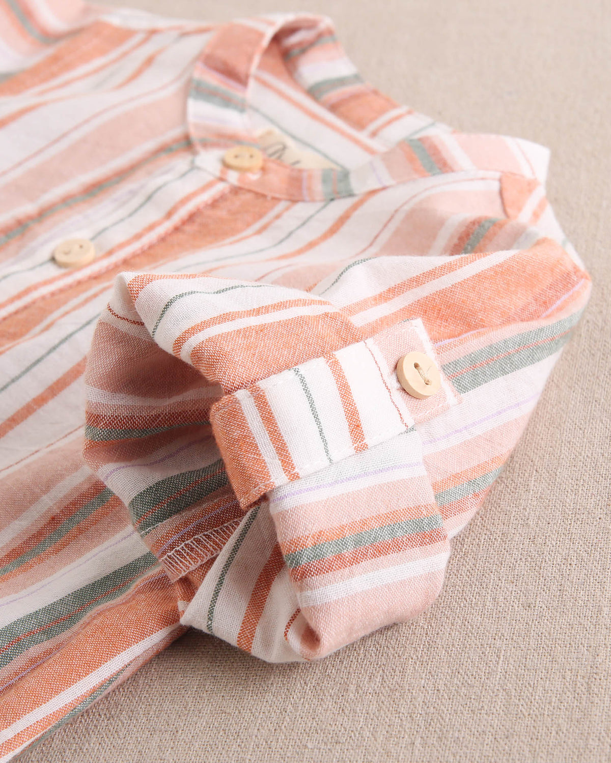 Conjunto bebé niño camisa manga larga rayas naranjas, verdes y blancas, con short blanco
