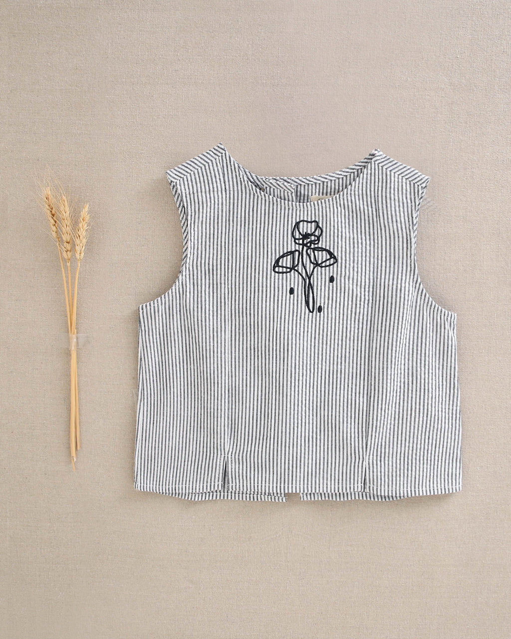 Blusa niña en rayas negras y blancas con botonadura de espalda asimétrica