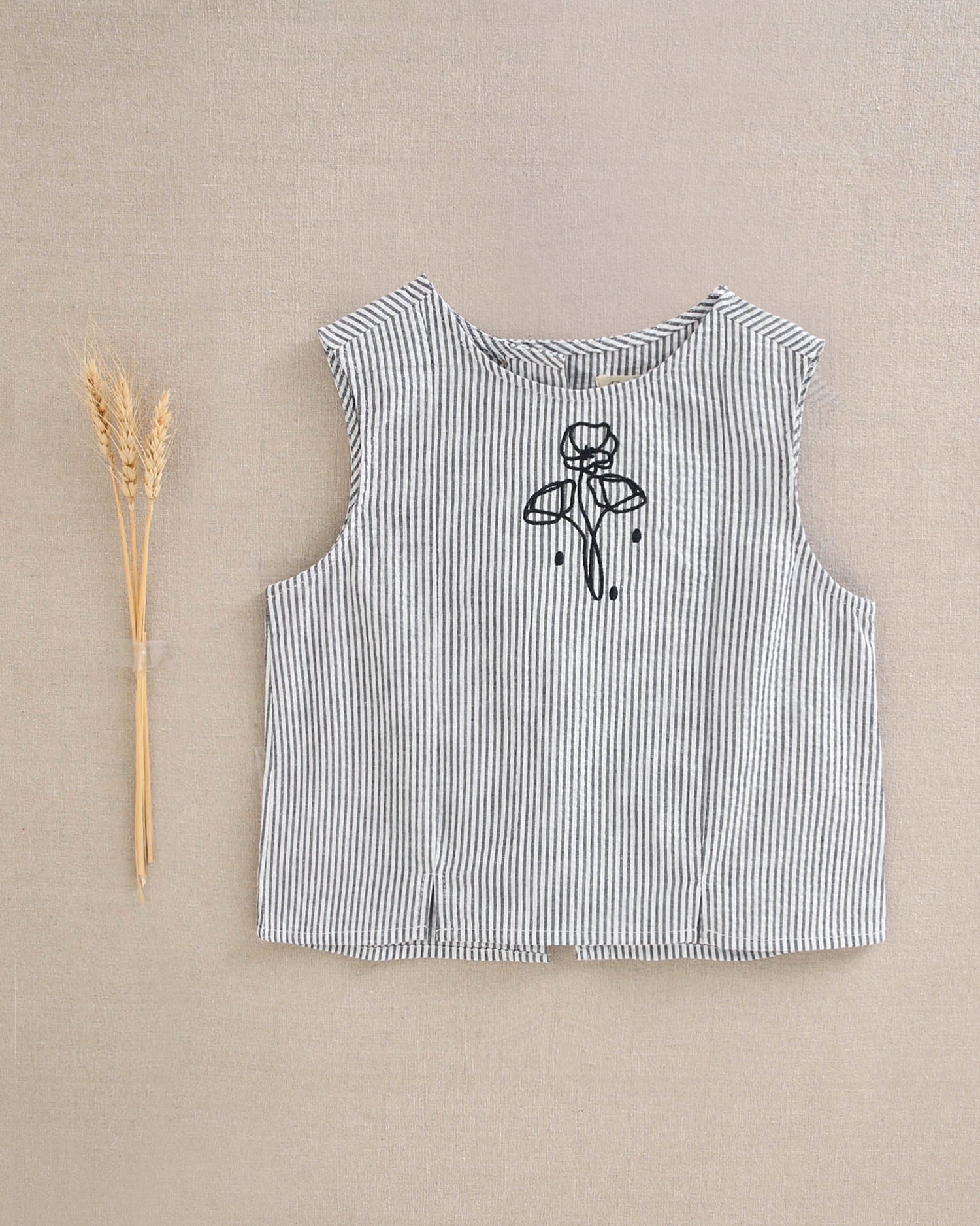 Blusa niña en rayas negras y blancas con botonadura de espalda asimétrica