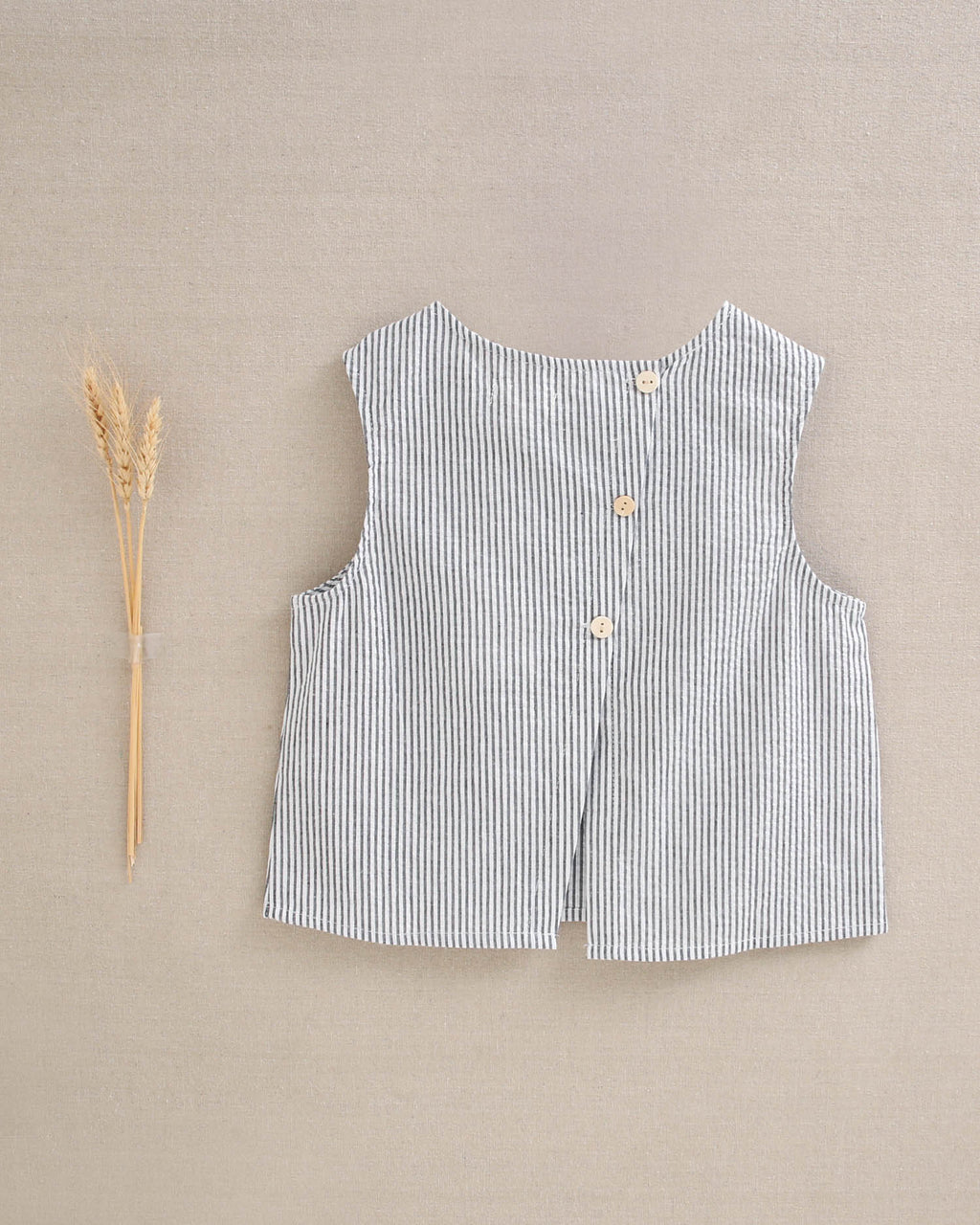 Blusa niña en rayas negras y blancas con botonadura de espalda asimétrica