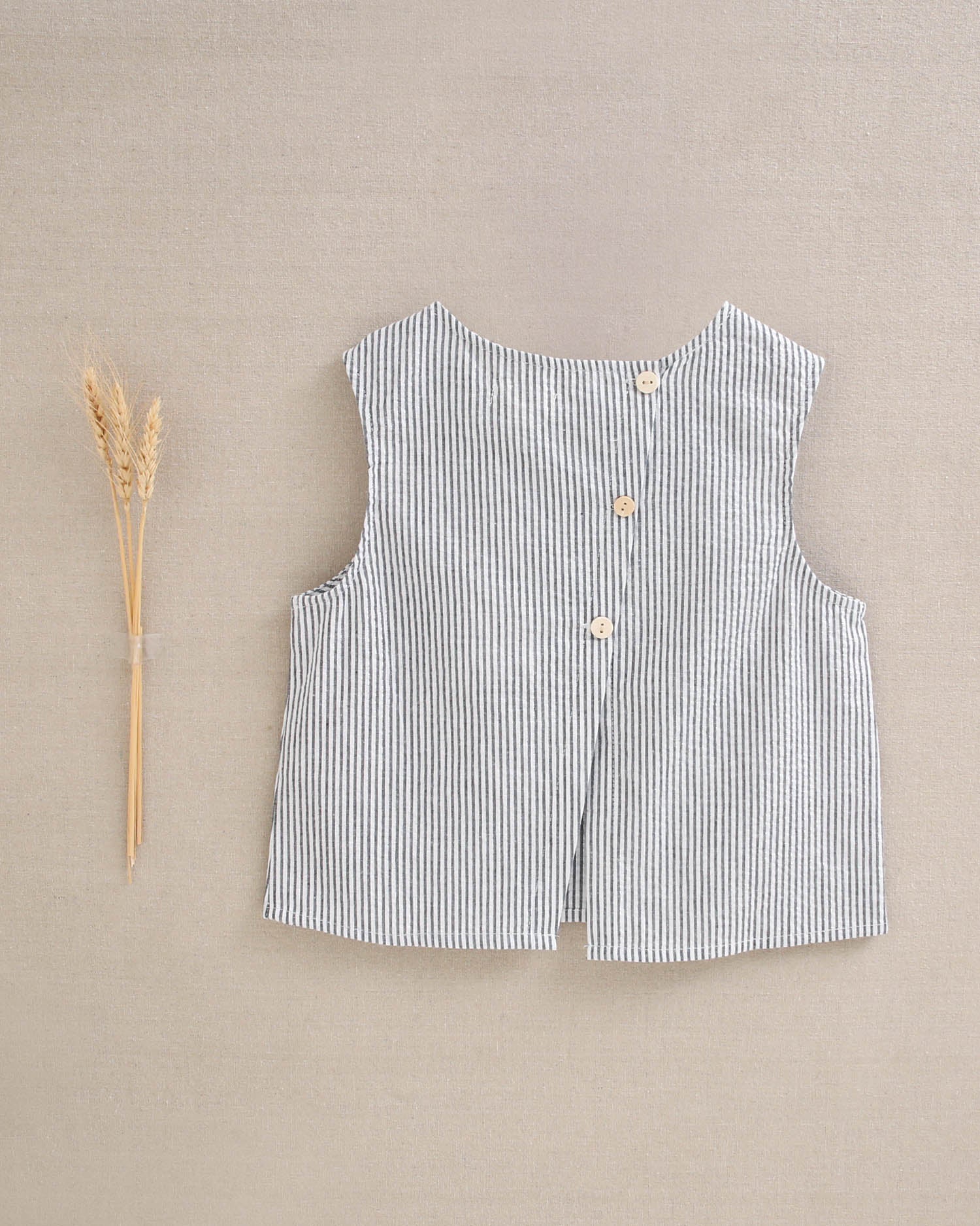 Blusa niña en rayas negras y blancas con botonadura de espalda asimétrica