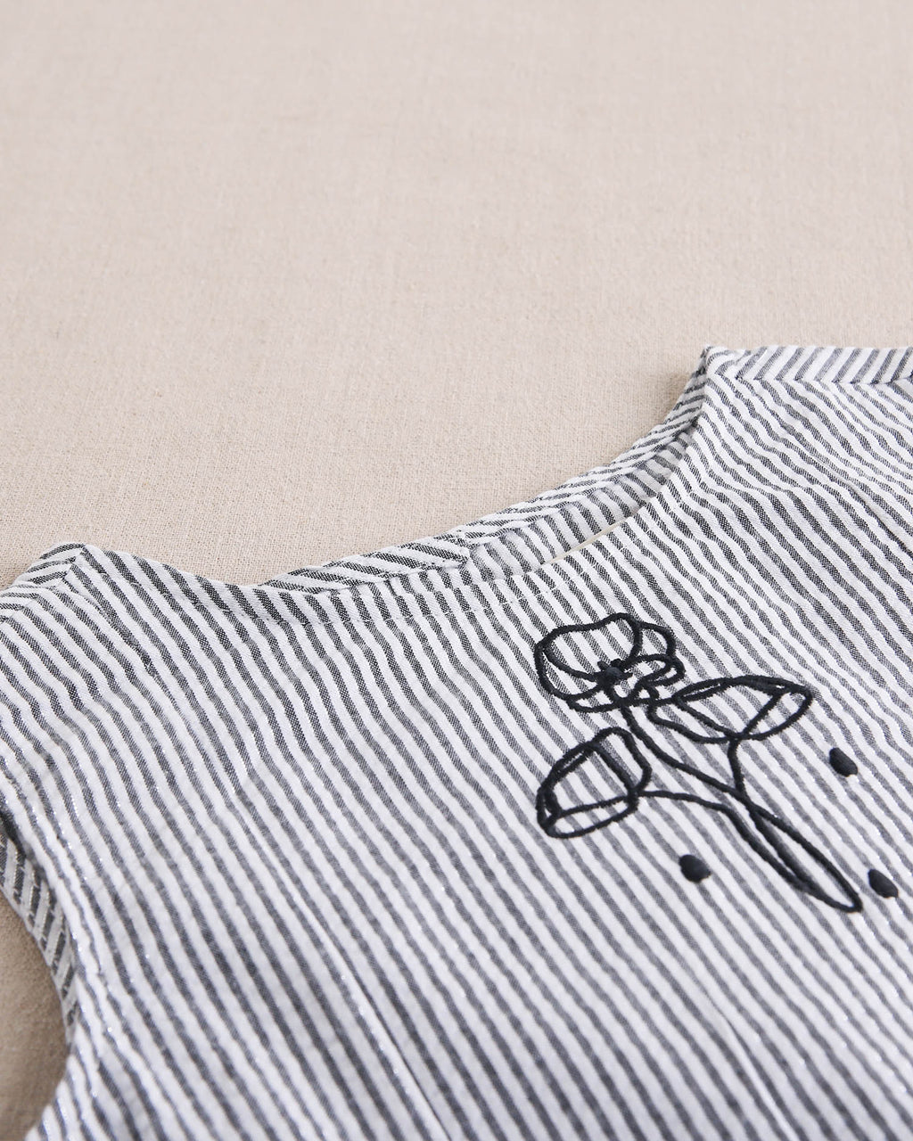 Blusa niña en rayas negras y blancas con botonadura de espalda asimétrica