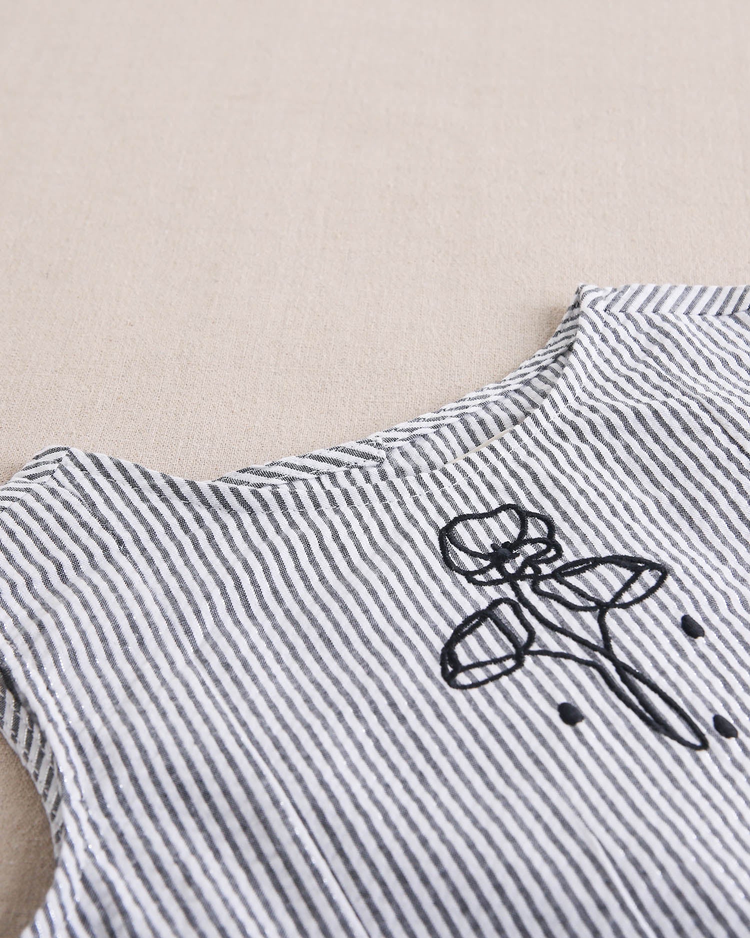 Blusa niña en rayas negras y blancas con botonadura de espalda asimétrica