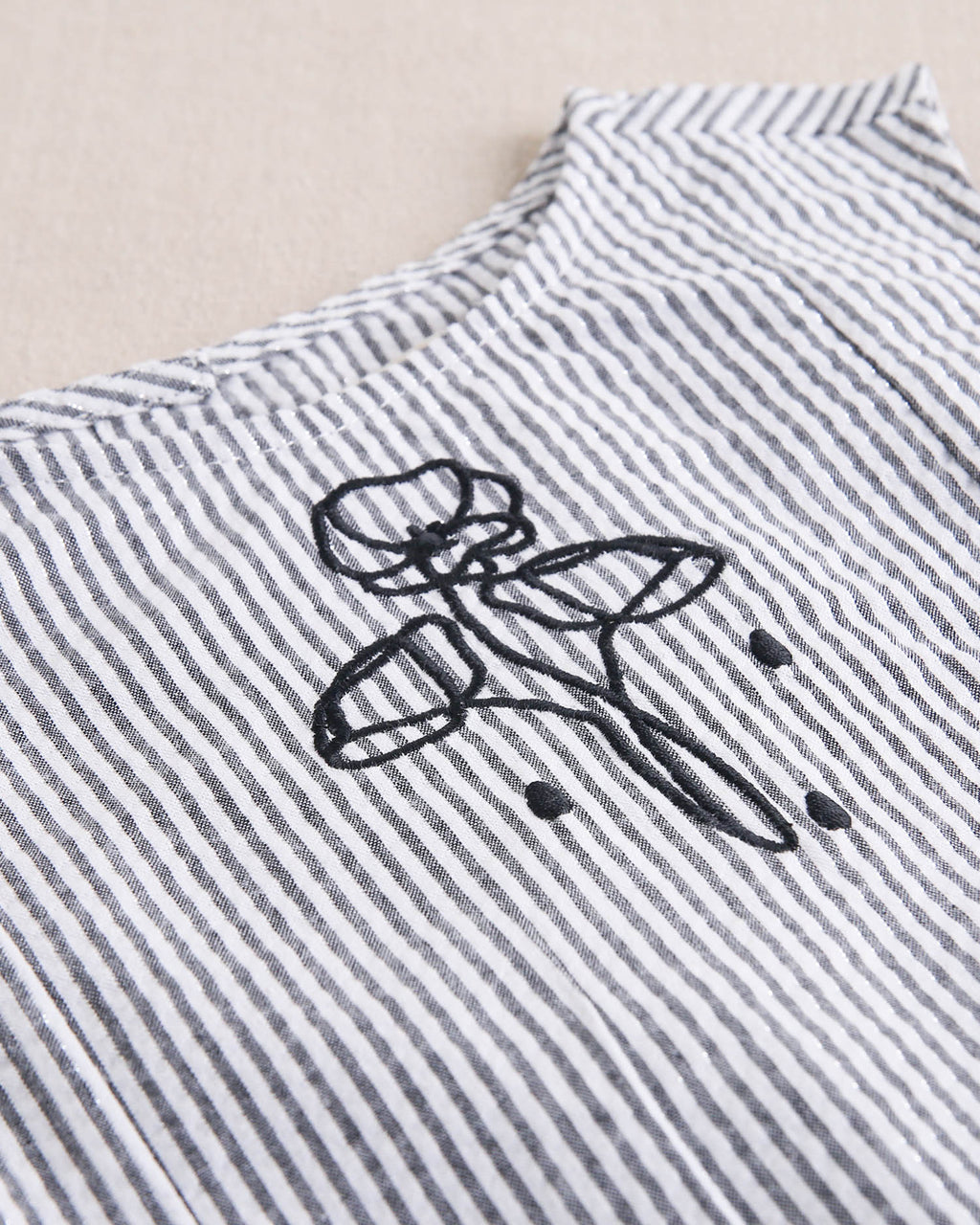 Blusa niña en rayas negras y blancas con botonadura de espalda asimétrica