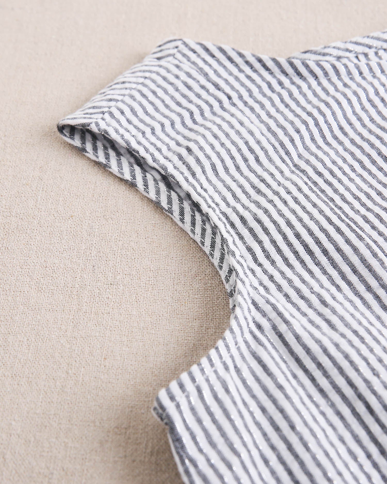 Blusa niña en rayas negras y blancas con botonadura de espalda asimétrica