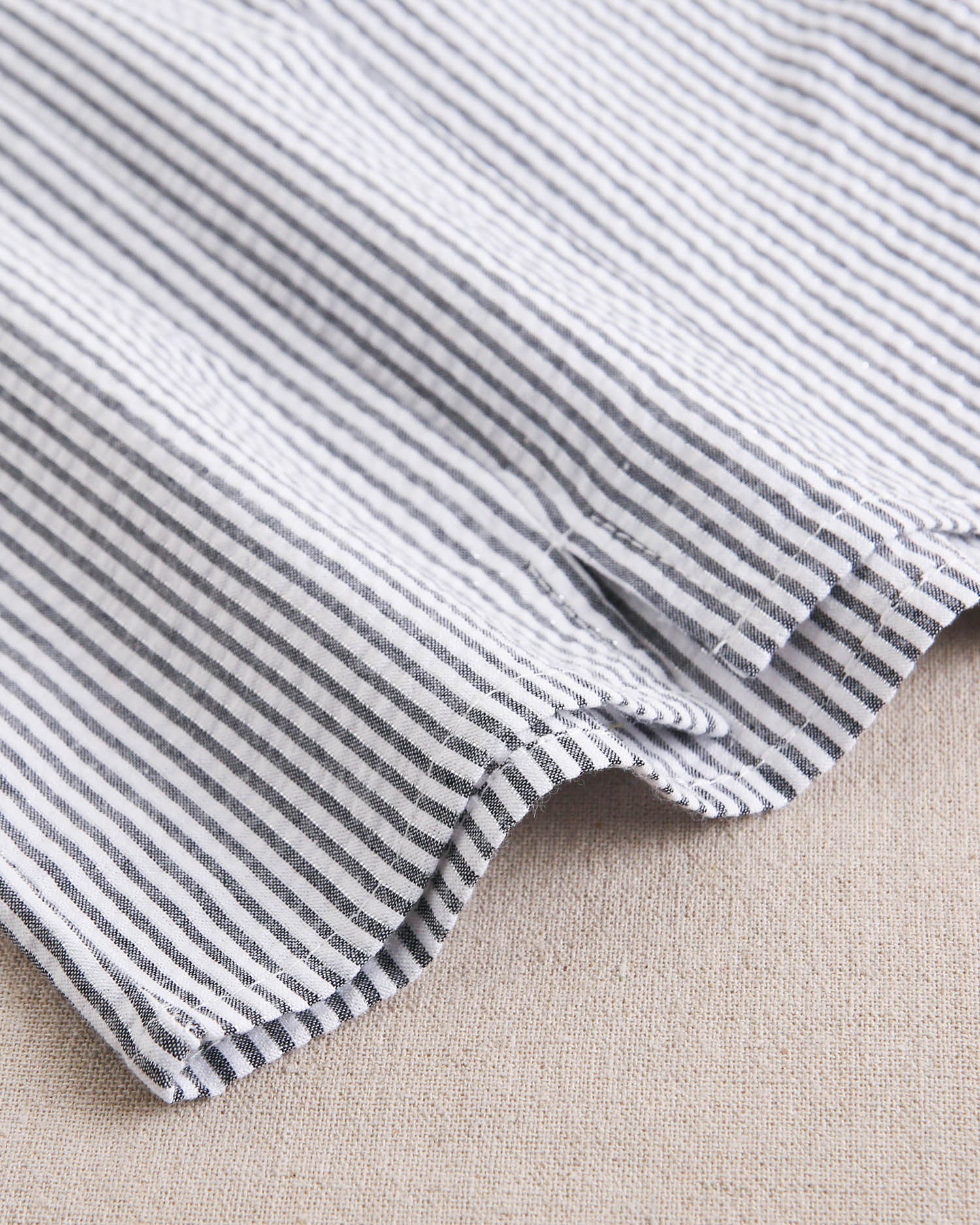 Blusa niña en rayas negras y blancas con botonadura de espalda asimétrica