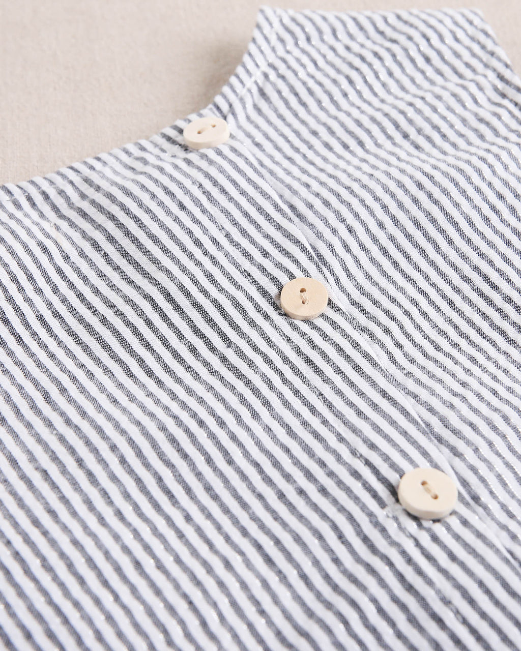 Blusa niña en rayas negras y blancas con botonadura de espalda asimétrica