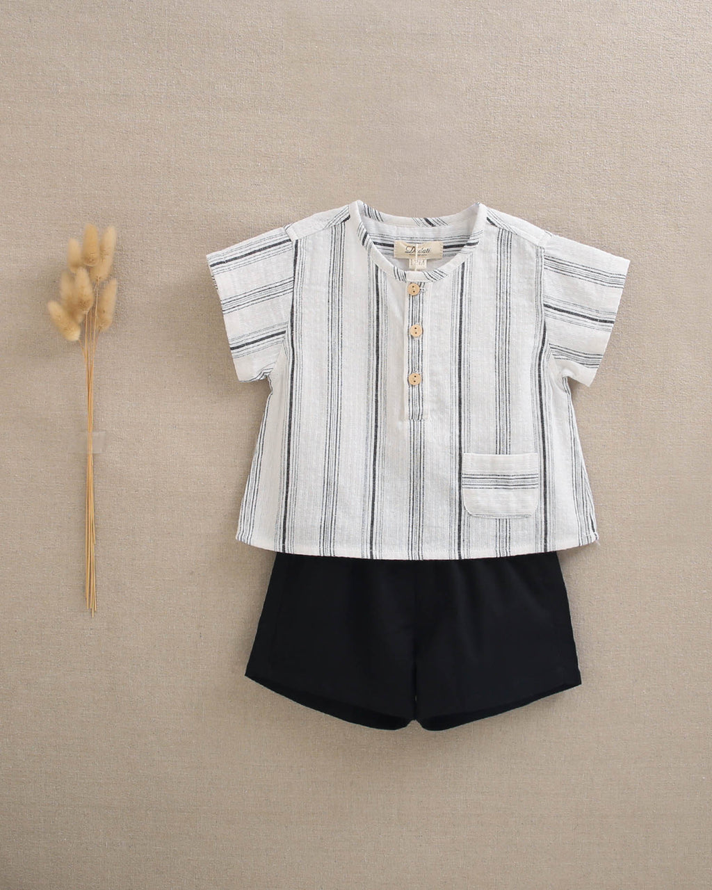 Conjunto bebé niño camisa rayas negras y blancas, con short negro