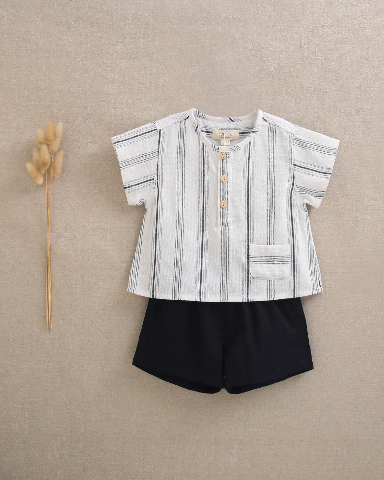 Conjunto bebé niño camisa rayas negras y blancas, con short negro