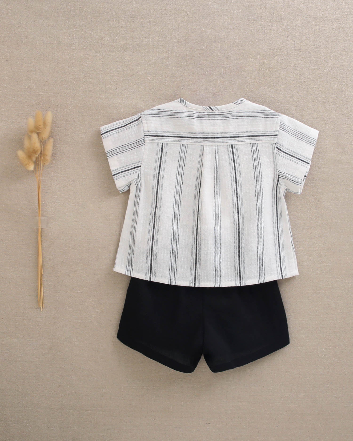Conjunto bebé niño camisa rayas negras y blancas, con short negro