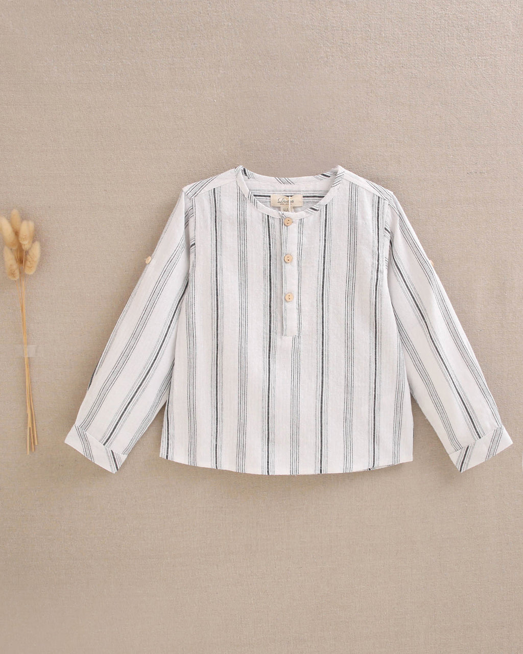 Camisa niño blanca con rayas blancas y negras, con cuello mao
