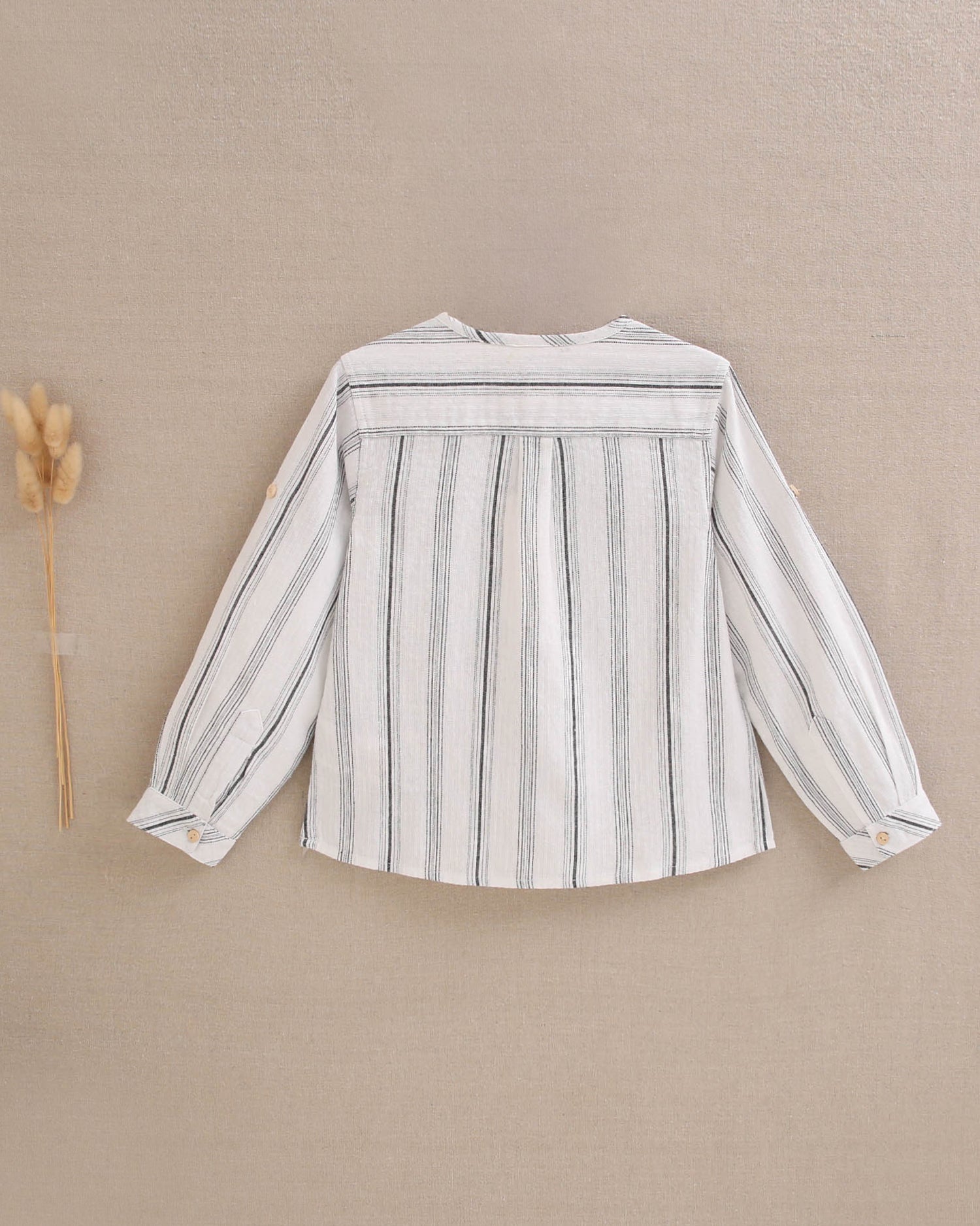 Camisa niño blanca con rayas blancas y negras, con cuello mao