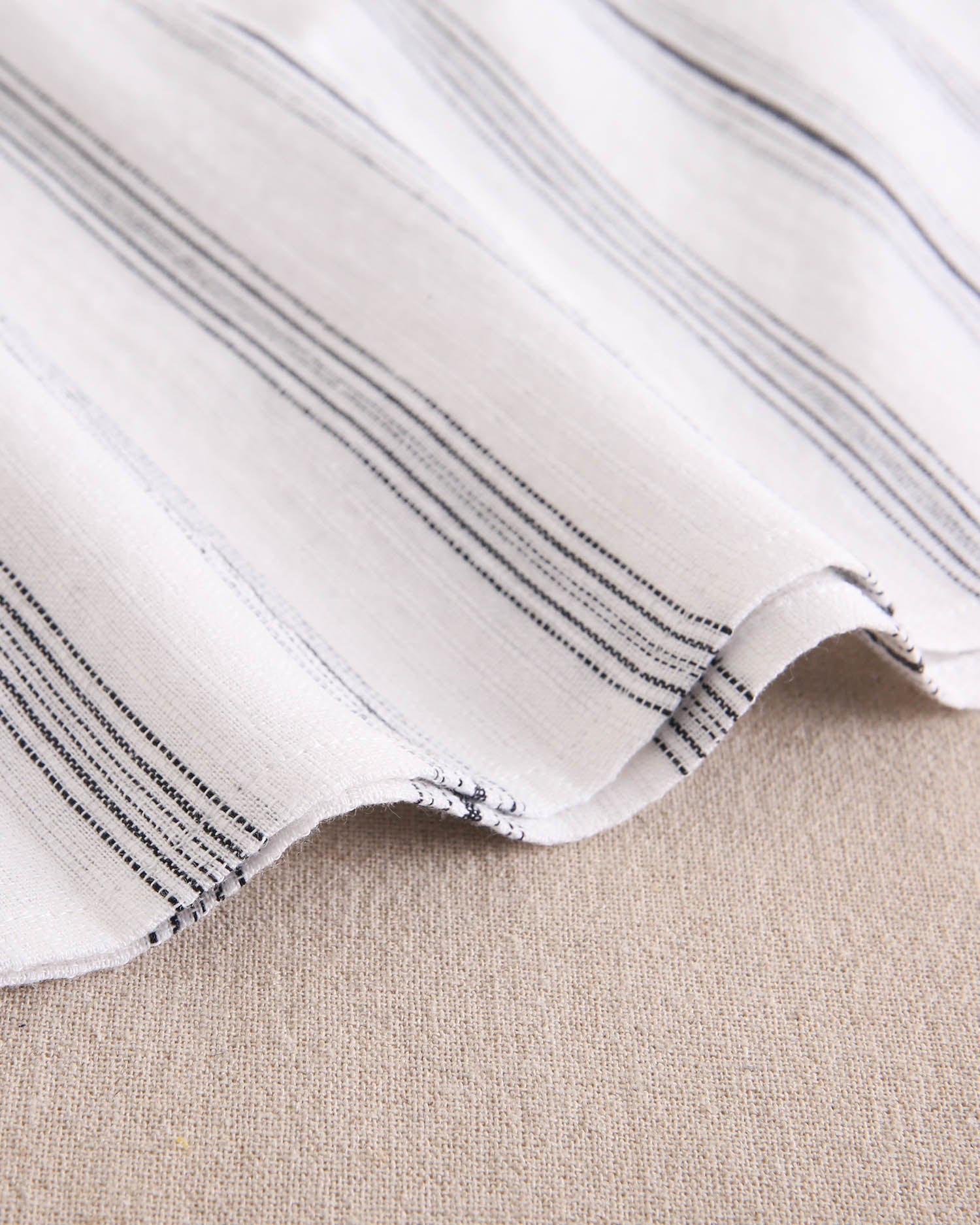 Camisa niño blanca con rayas blancas y negras, con cuello mao