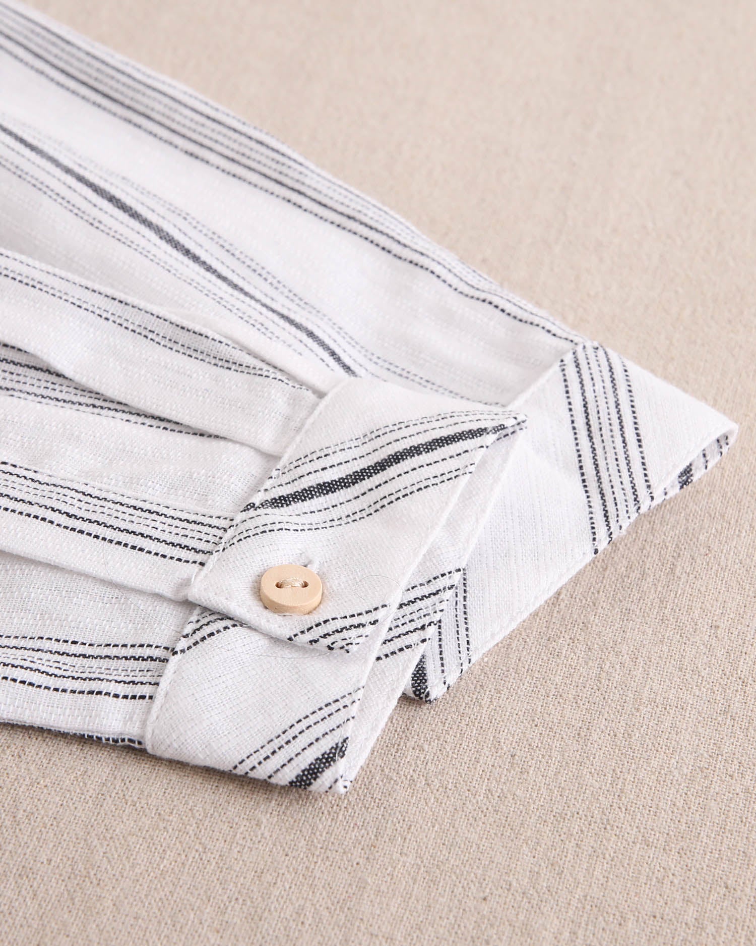 Camisa niño blanca con rayas blancas y negras, con cuello mao