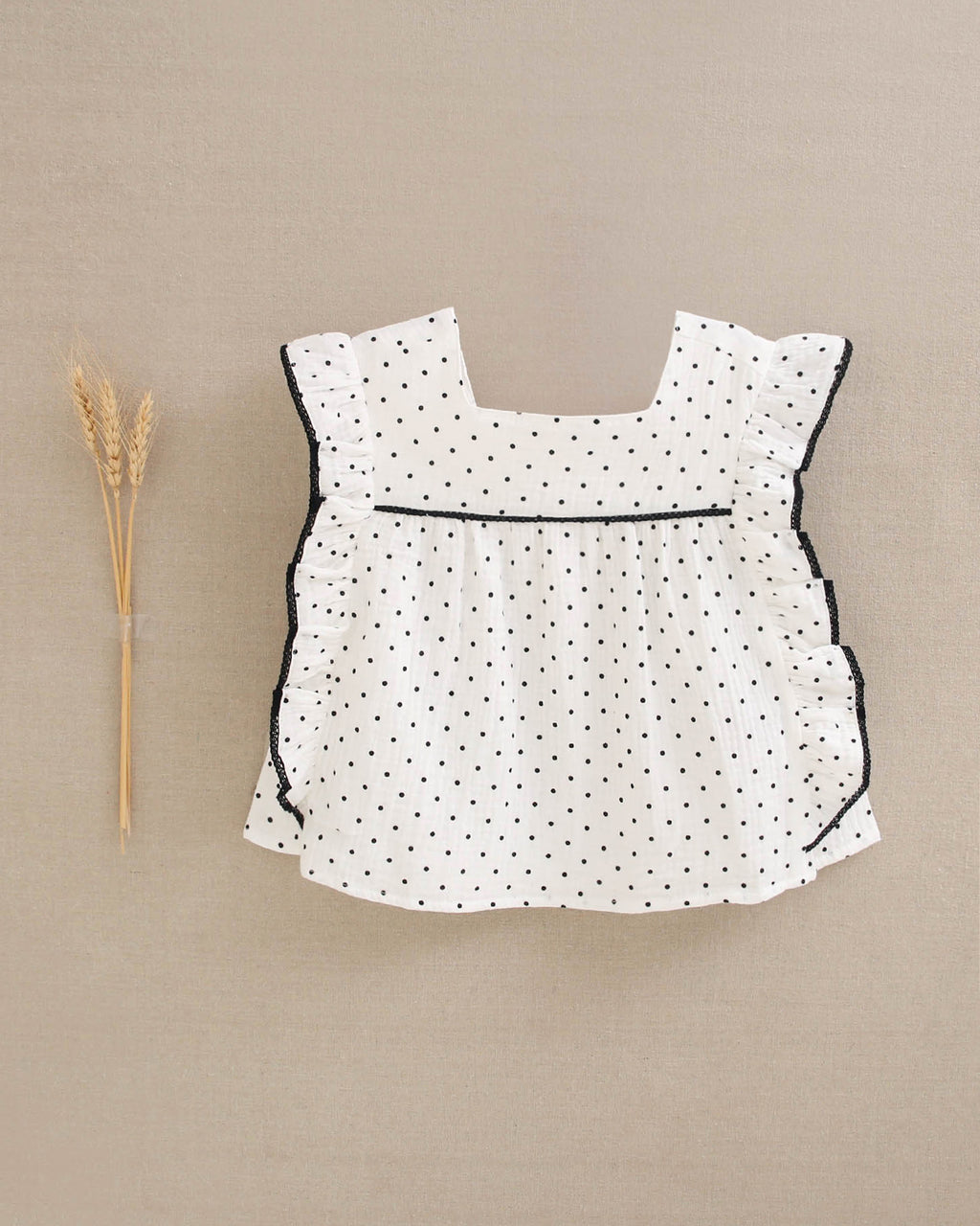 Blusa niña blanca con topitos y contraste negro