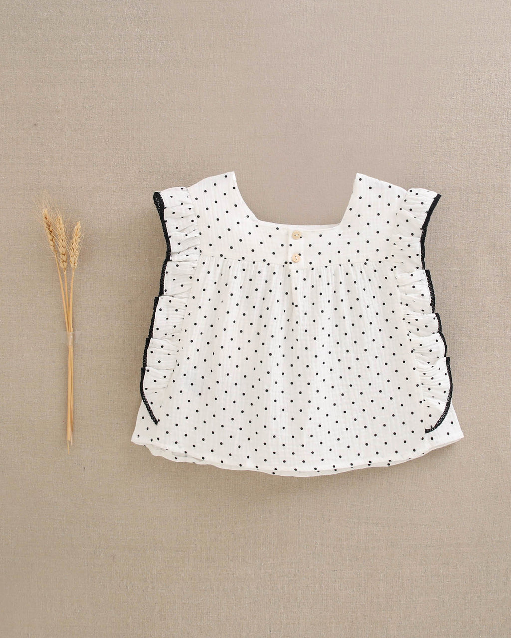 Blusa niña blanca con topitos y contraste negro