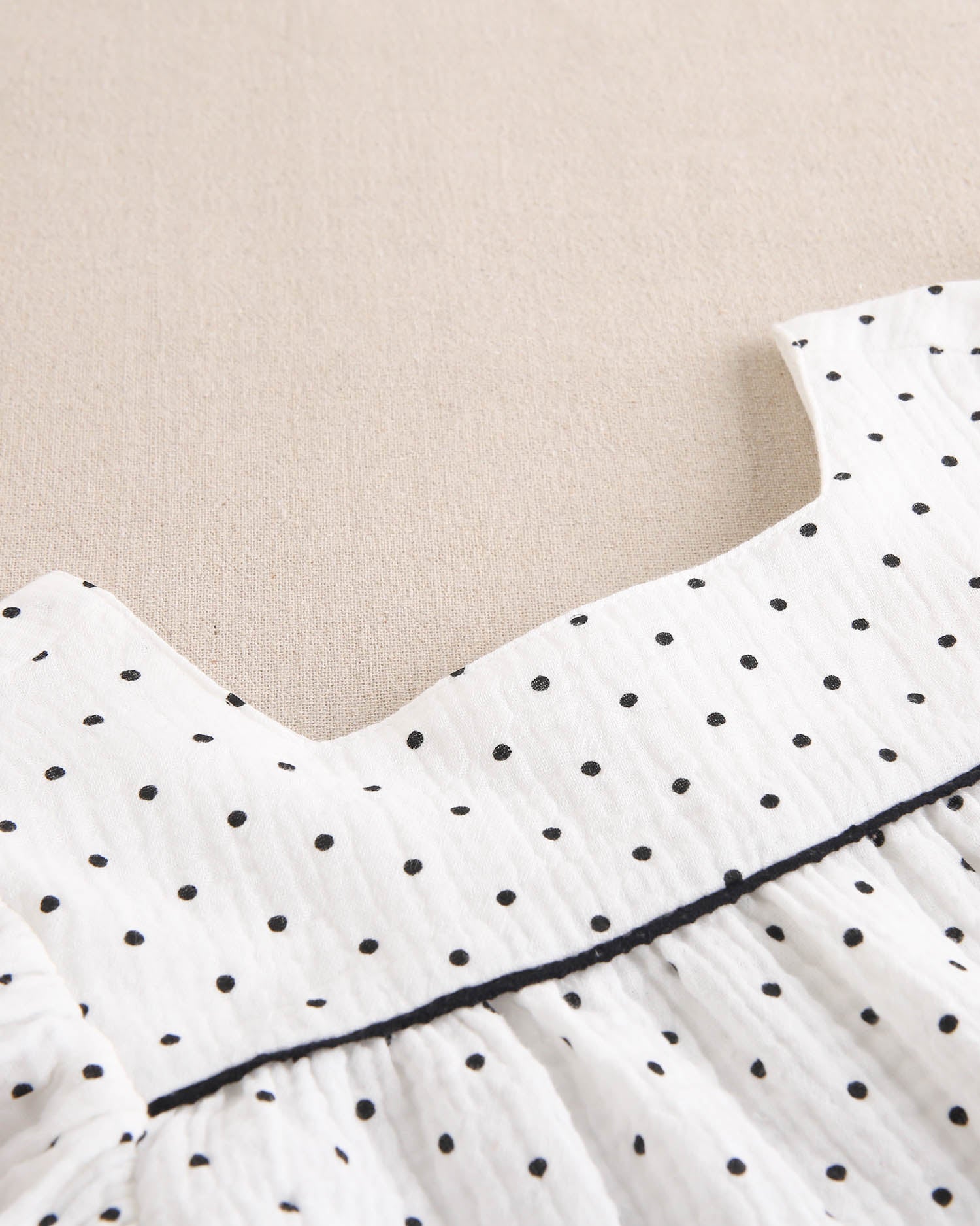 Blusa niña blanca con topitos y contraste negro