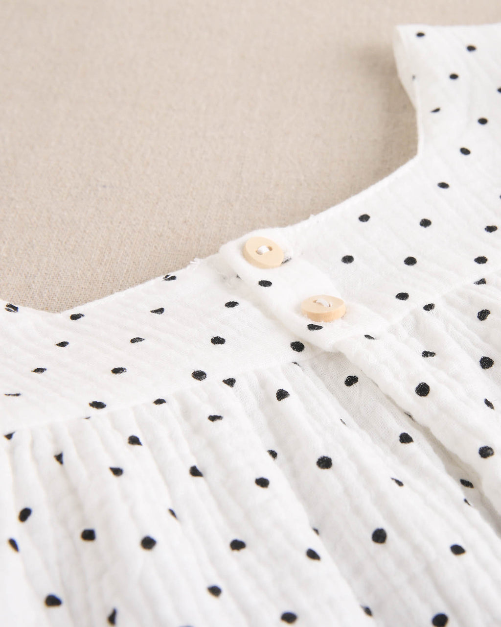 Blusa niña blanca con topitos y contraste negro