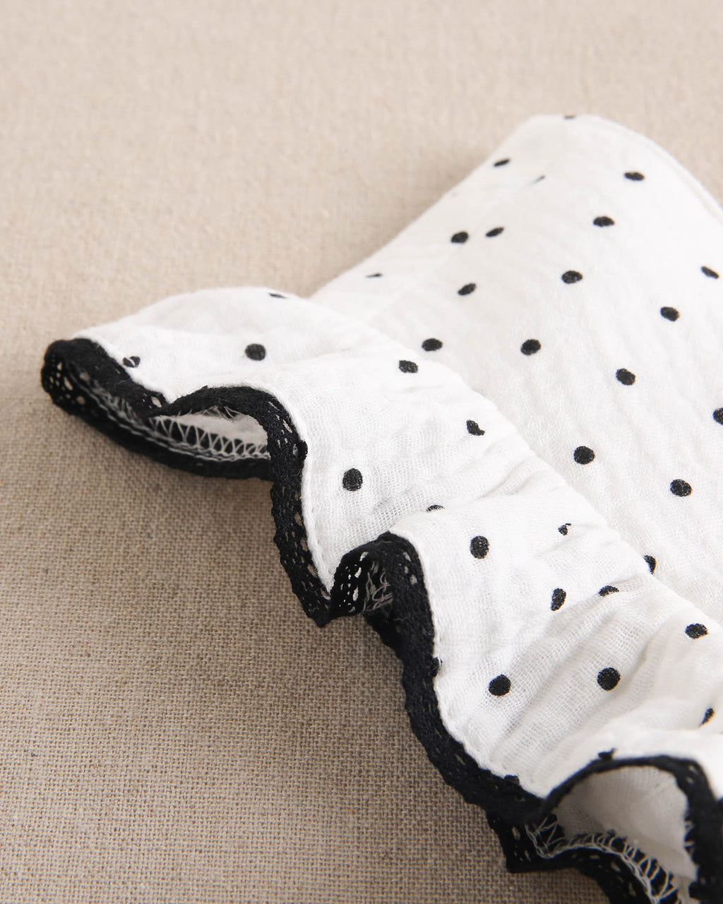 Blusa niña blanca con topitos y contraste negro