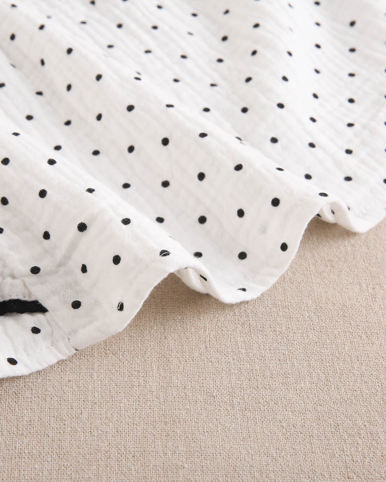 Blusa niña blanca con topitos y contraste negro