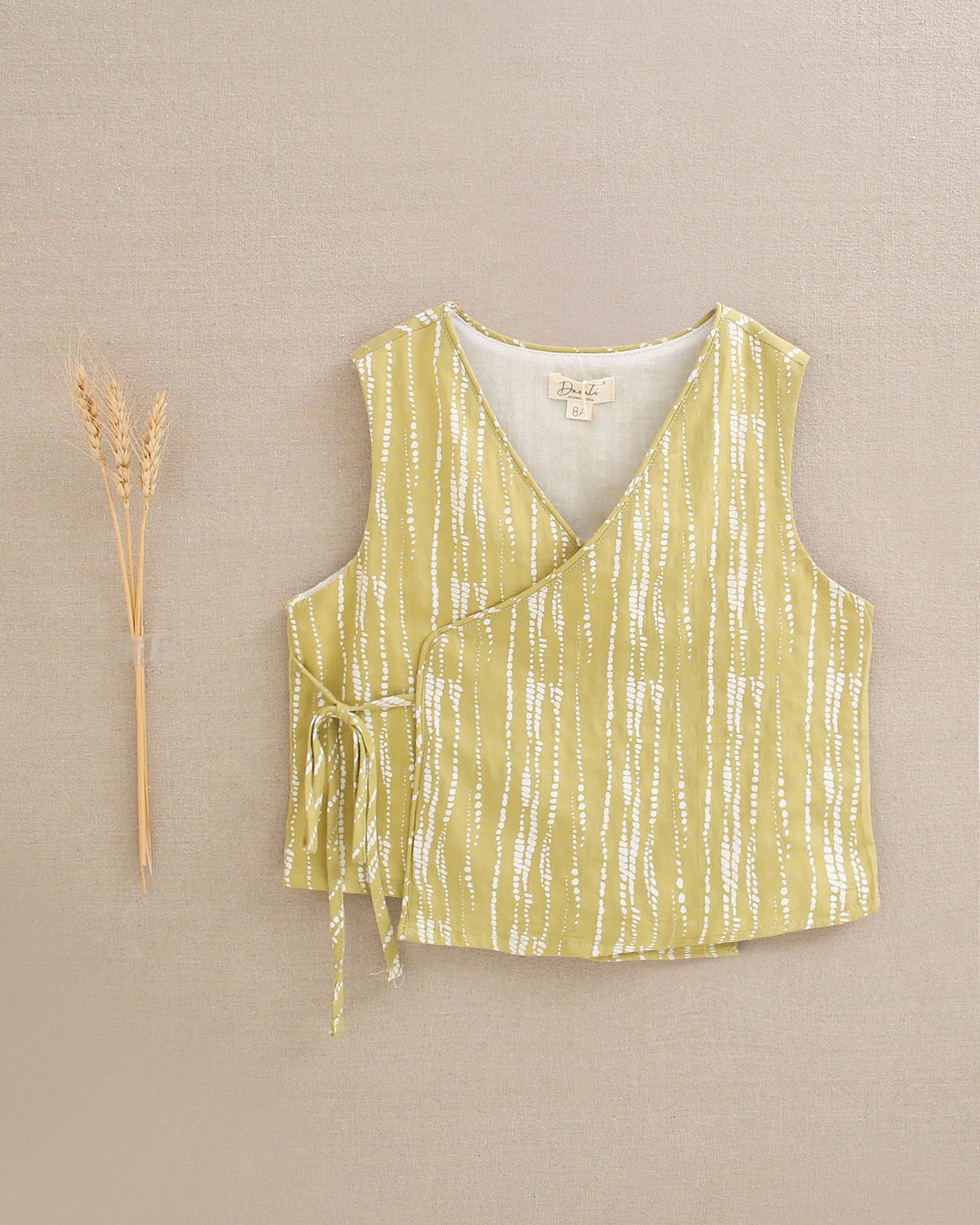 Blusa niña cruzada con estampado grietas blanco y pistacho