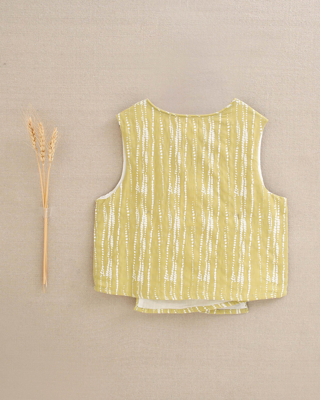 Blusa niña cruzada con estampado grietas blanco y pistacho