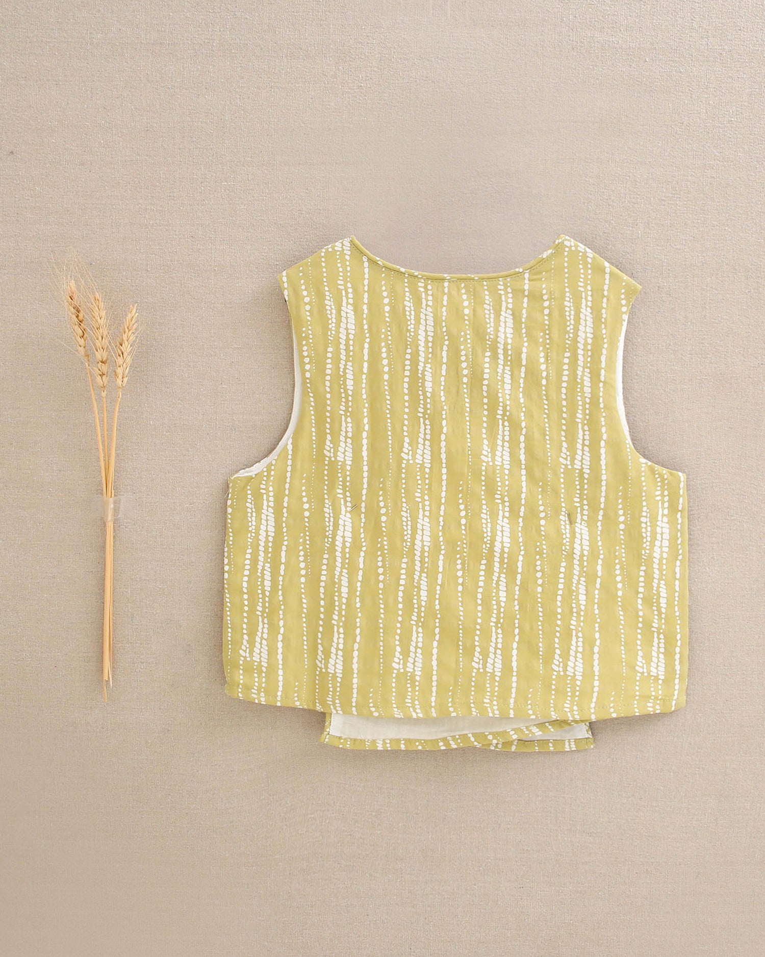 Blusa niña cruzada con estampado grietas blanco y pistacho