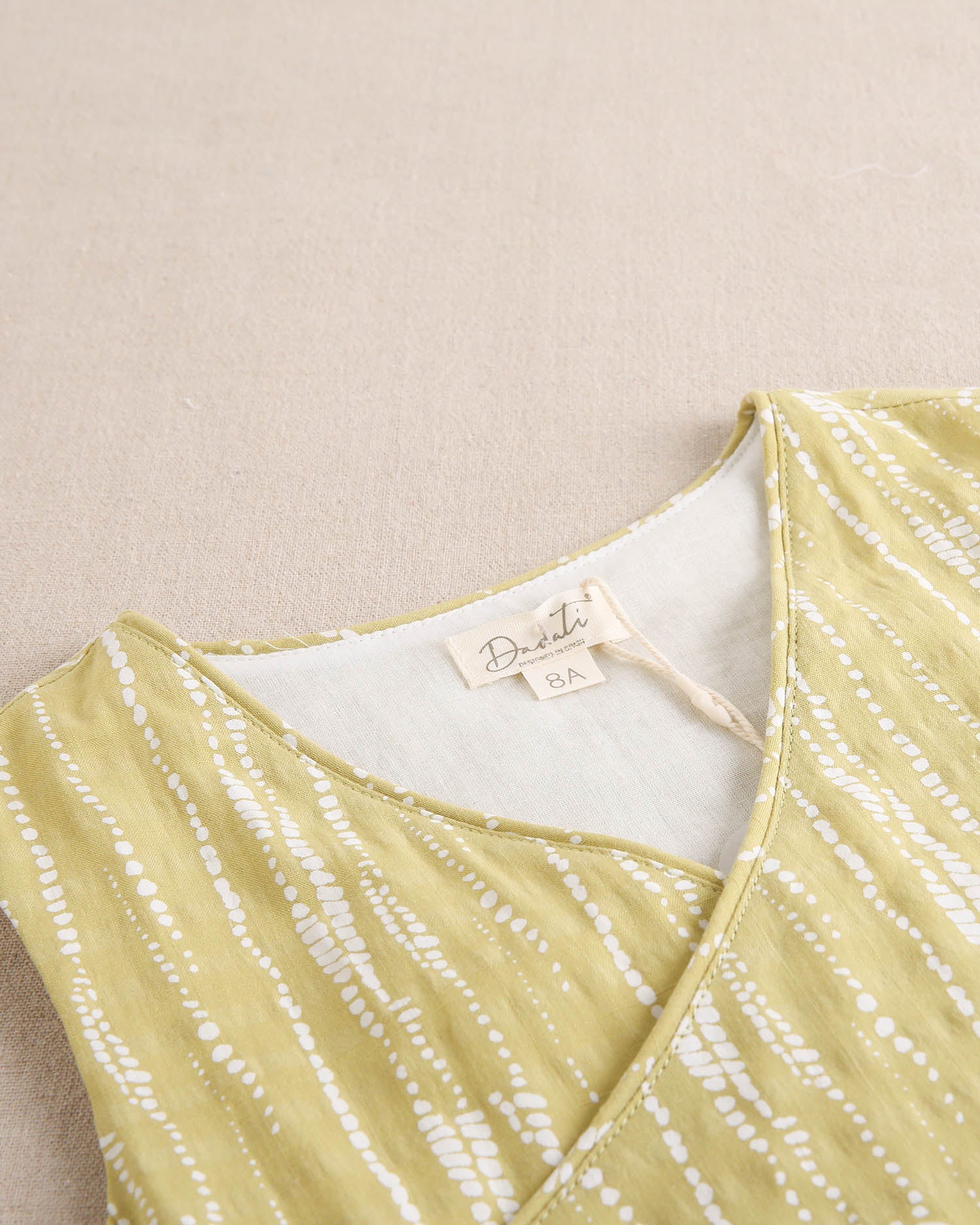 Blusa niña cruzada con estampado grietas blanco y pistacho