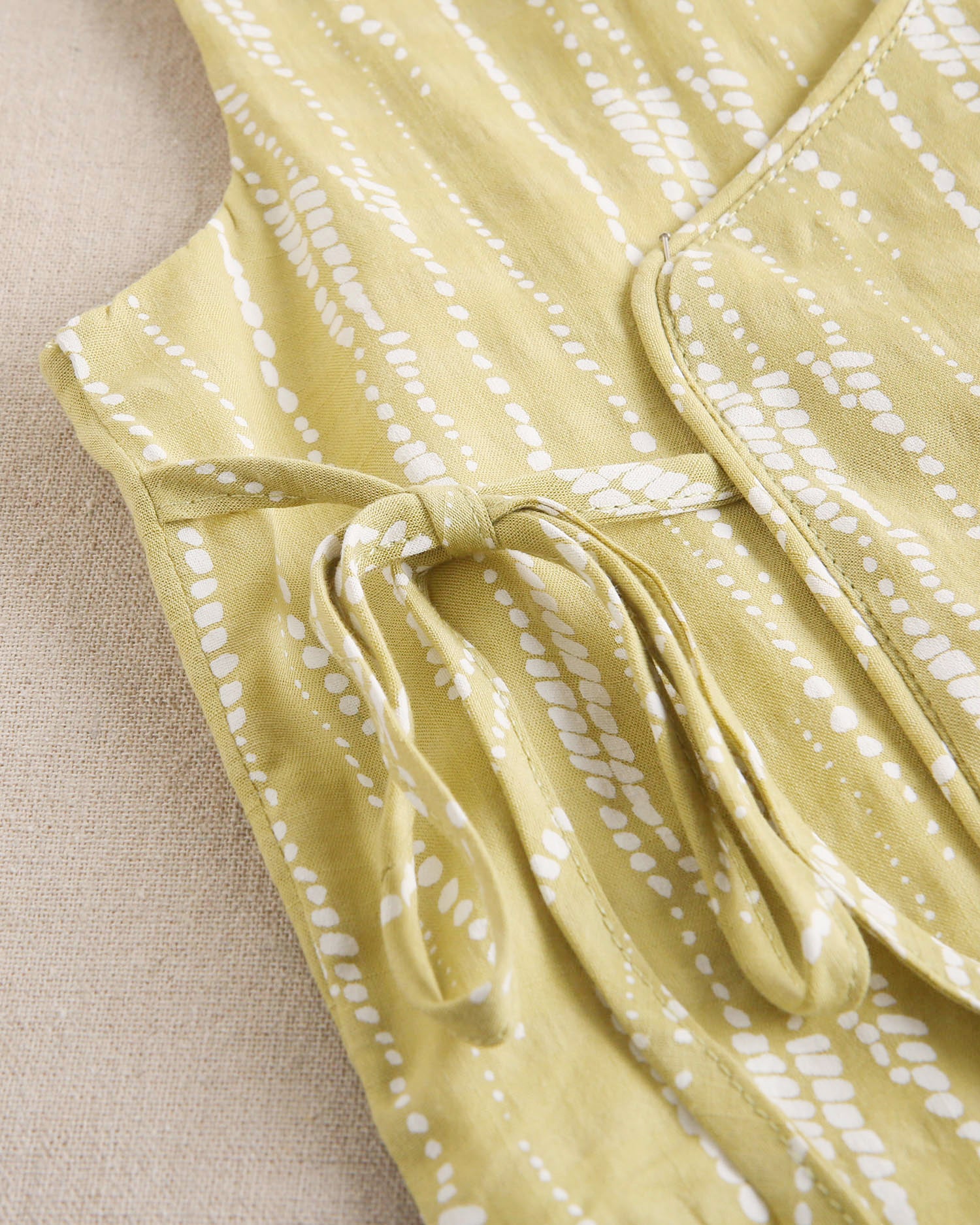 Blusa niña cruzada con estampado grietas blanco y pistacho