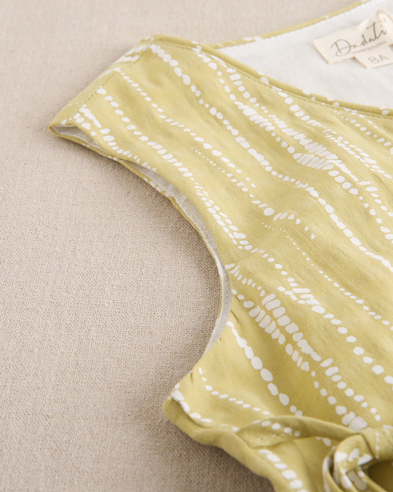 Blusa niña cruzada con estampado grietas blanco y pistacho