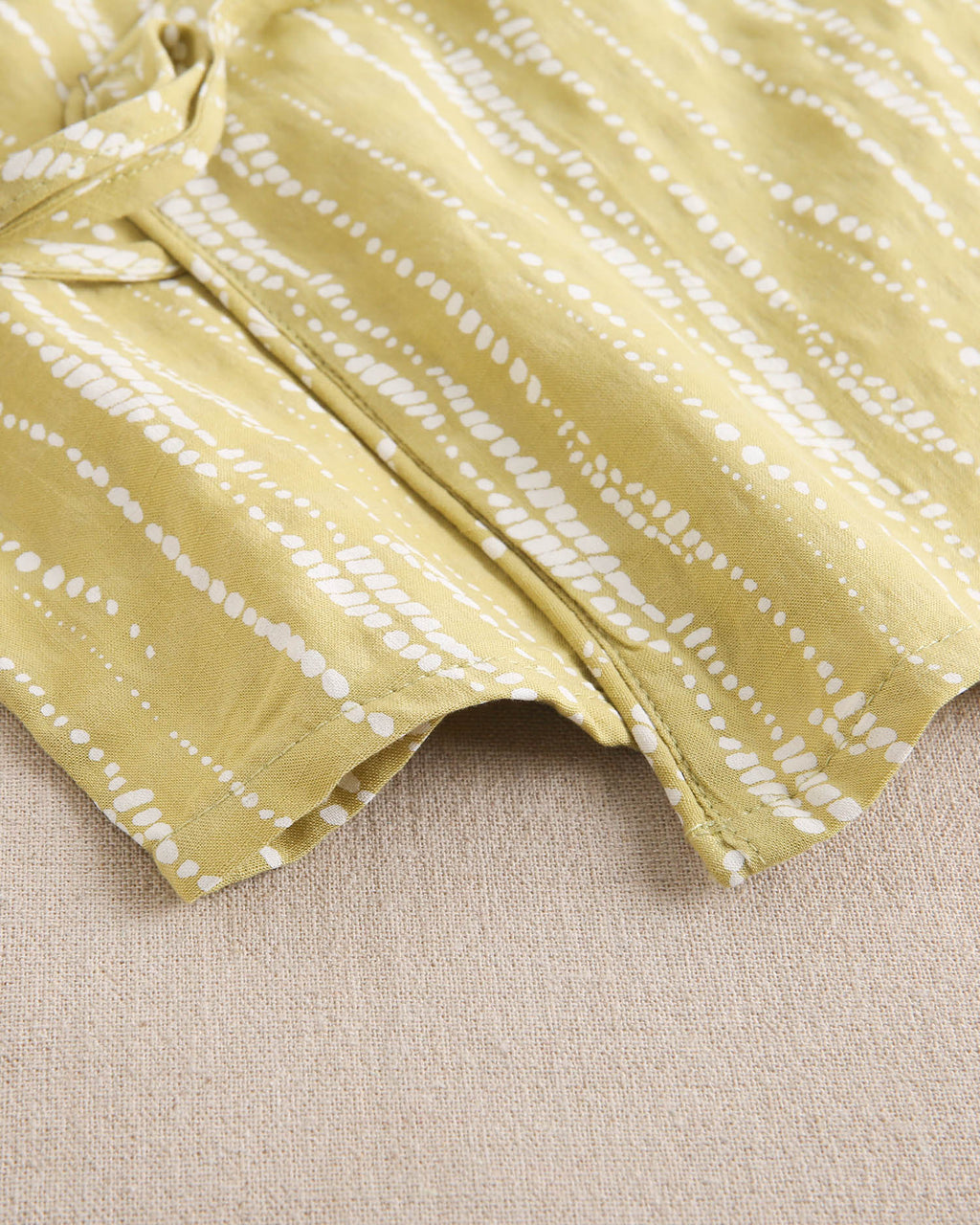 Blusa niña cruzada con estampado grietas blanco y pistacho