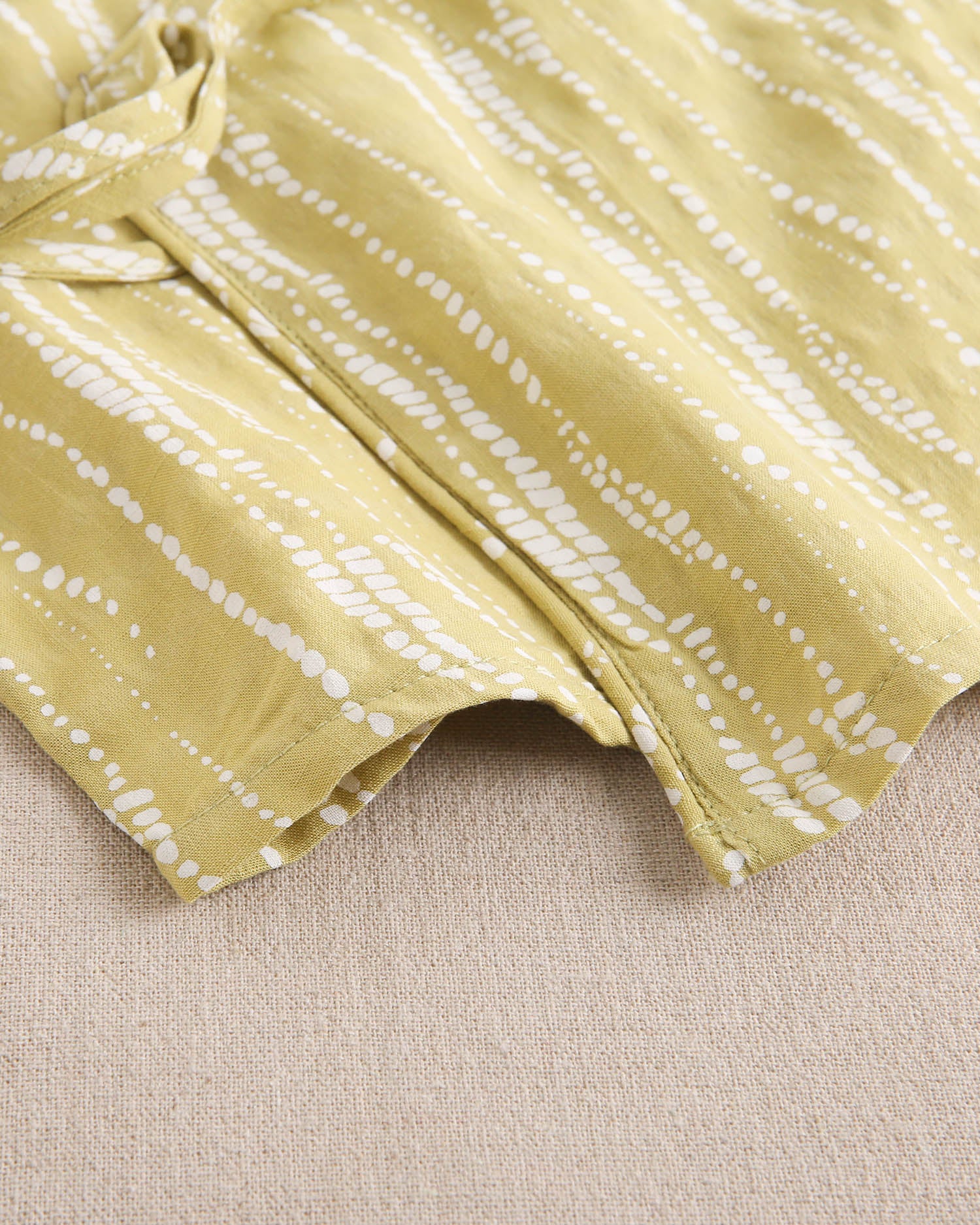 Blusa niña cruzada con estampado grietas blanco y pistacho