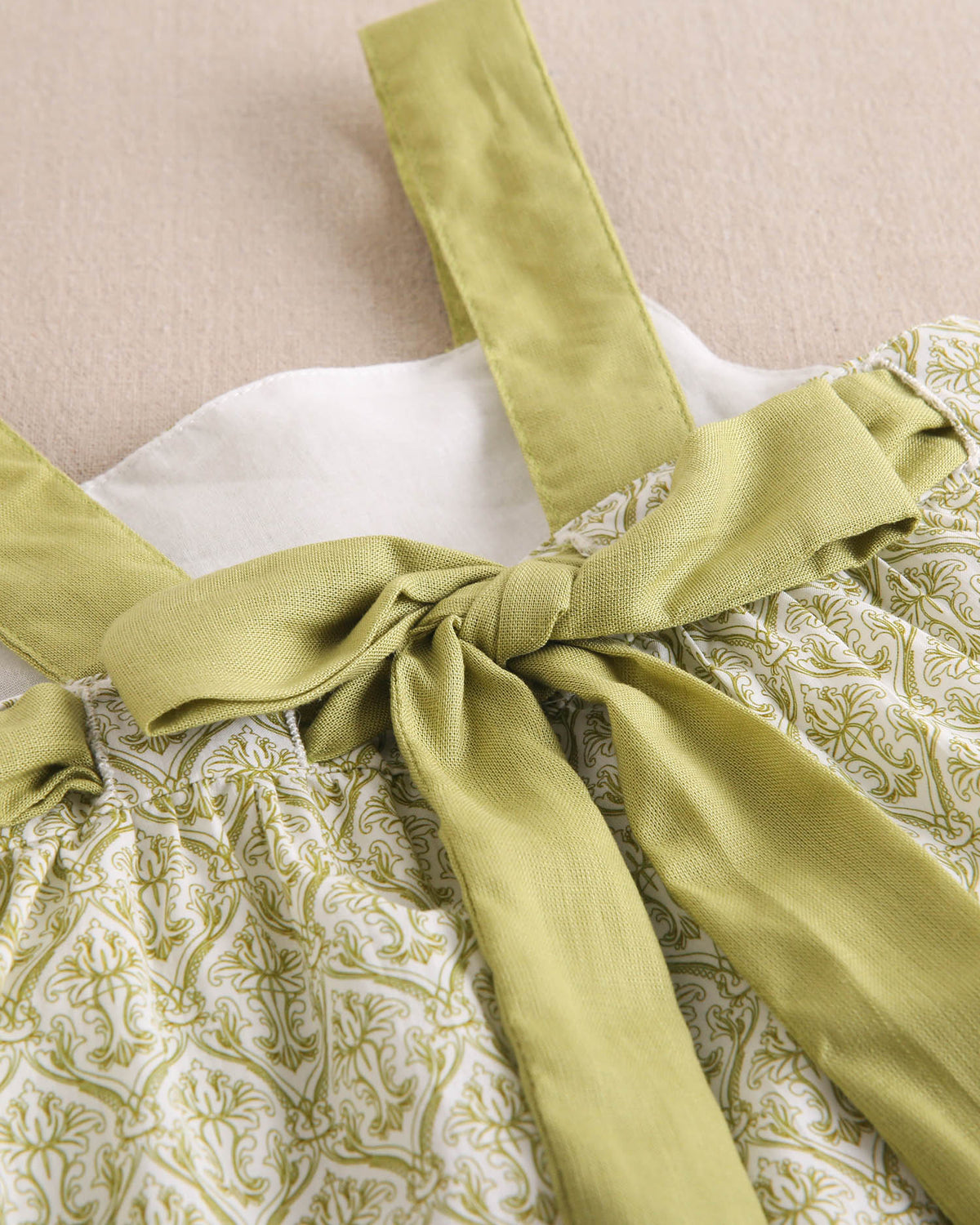 Vestido niña paisley blanco y pistacho con lazo