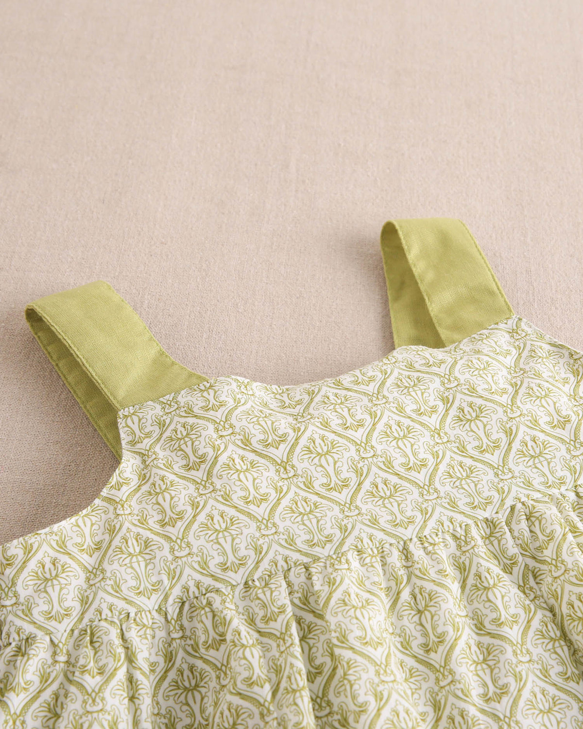 Vestido niña paisley blanco y pistacho con lazo