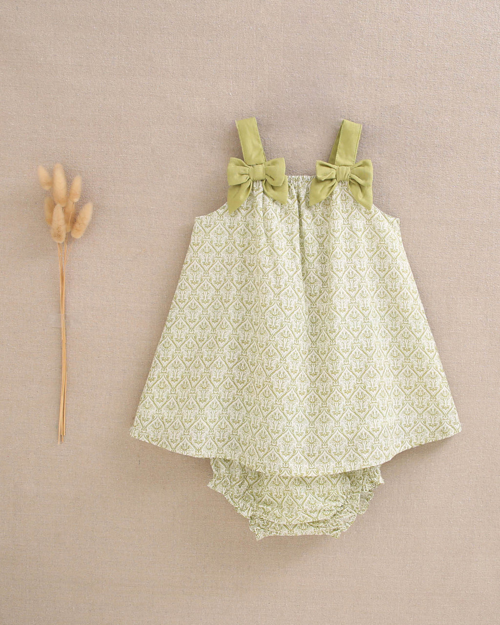Vestido bebé niña con estampado paisley blanco y pistacho