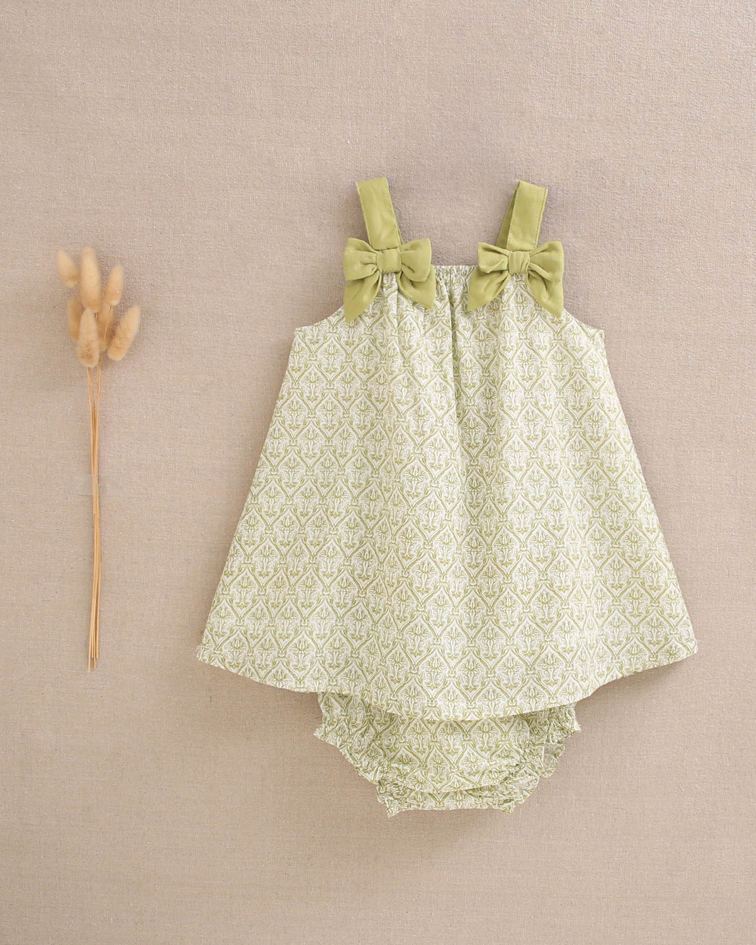 Vestido bebé niña con estampado paisley blanco y pistacho