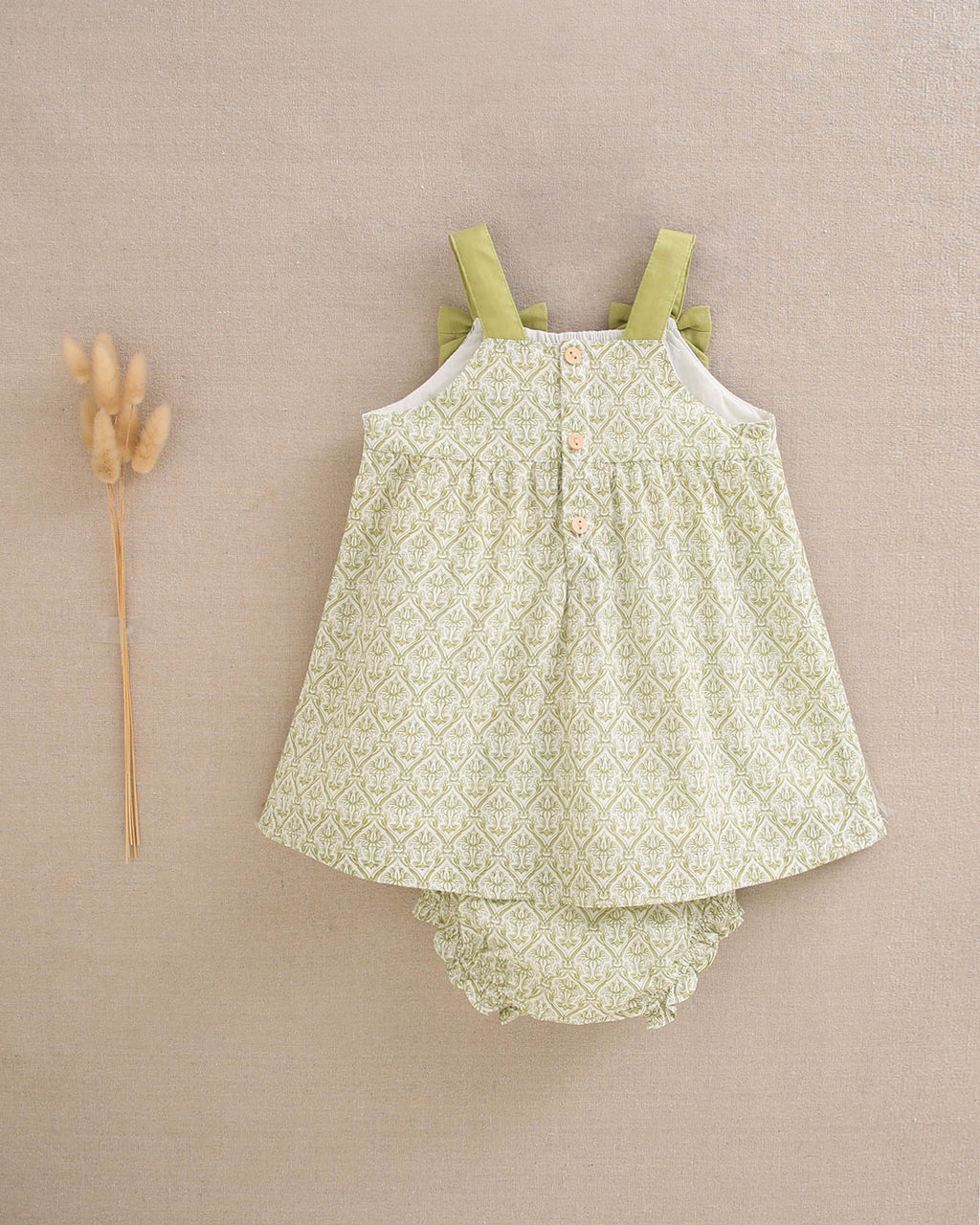 Vestido bebé niña con estampado paisley blanco y pistacho