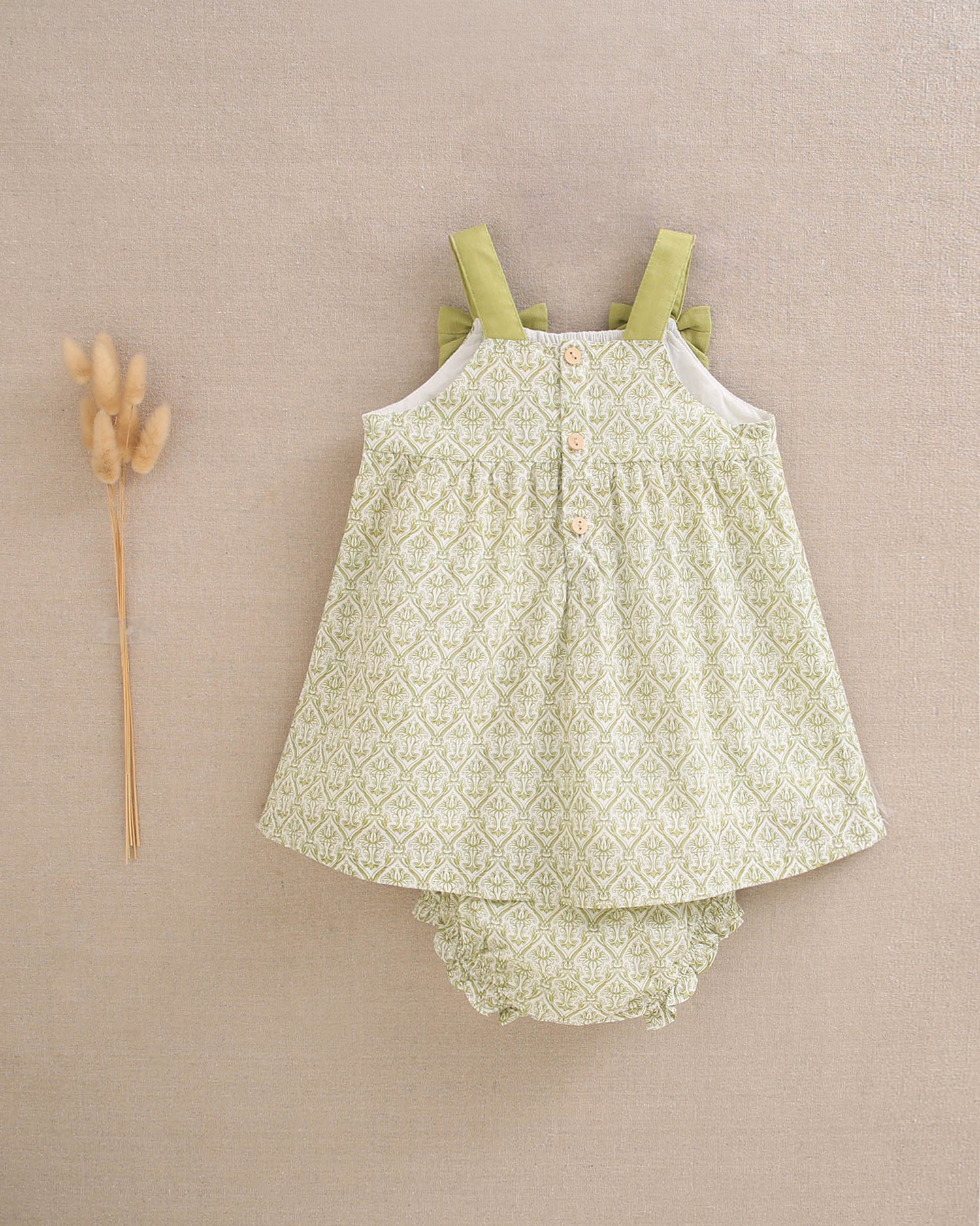 Vestido bebé niña con estampado paisley blanco y pistacho